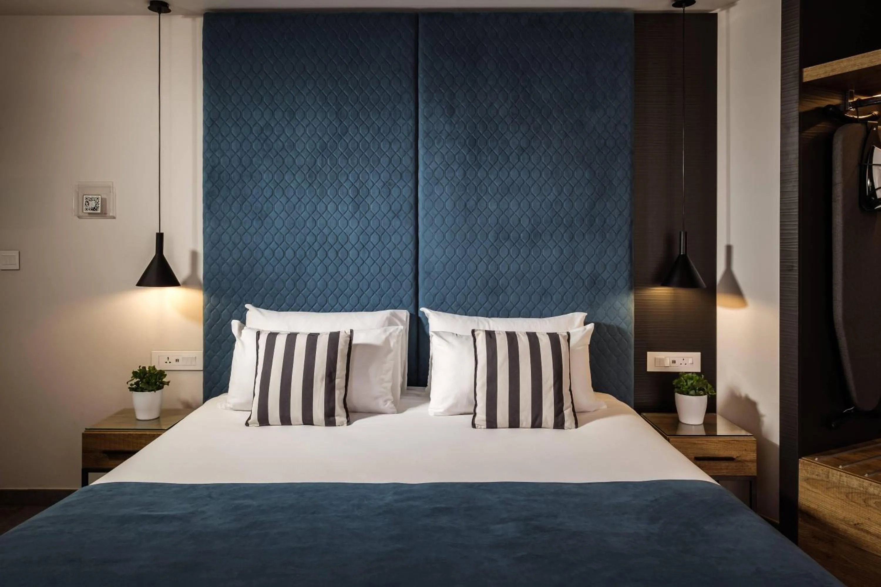 Photo of the whole room, Bed in Urban Rooms by NEU Collective