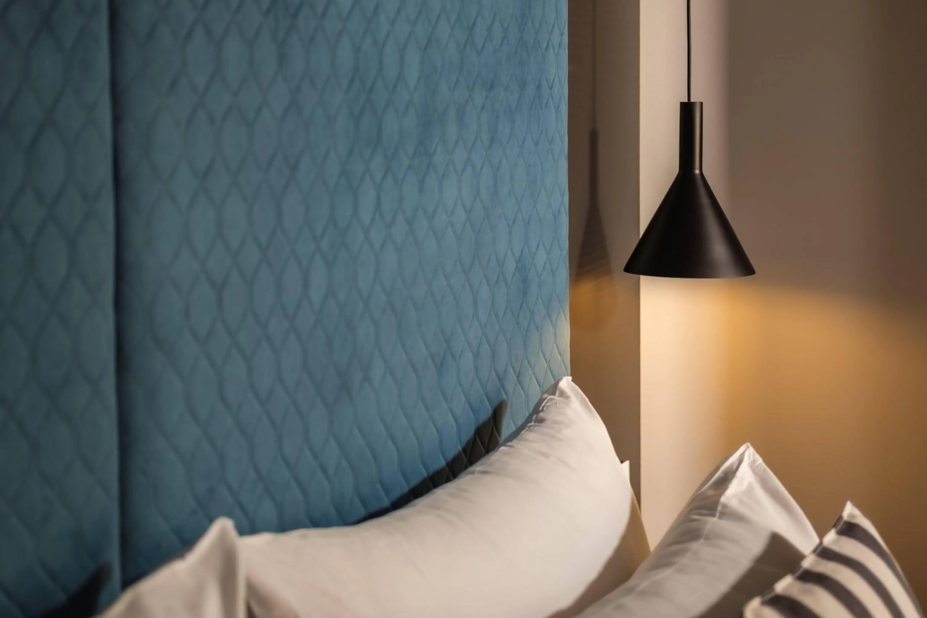 Photo of the whole room, Bed in Urban Rooms by NEU Collective