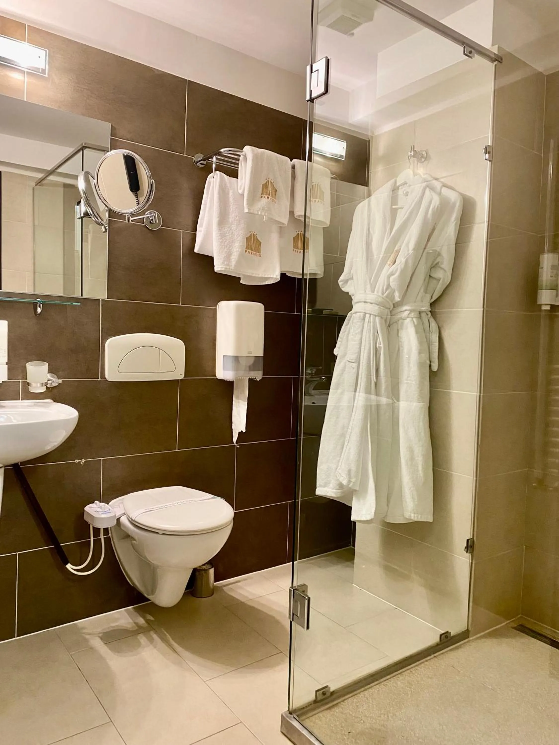 Shower in Hotel Paradis