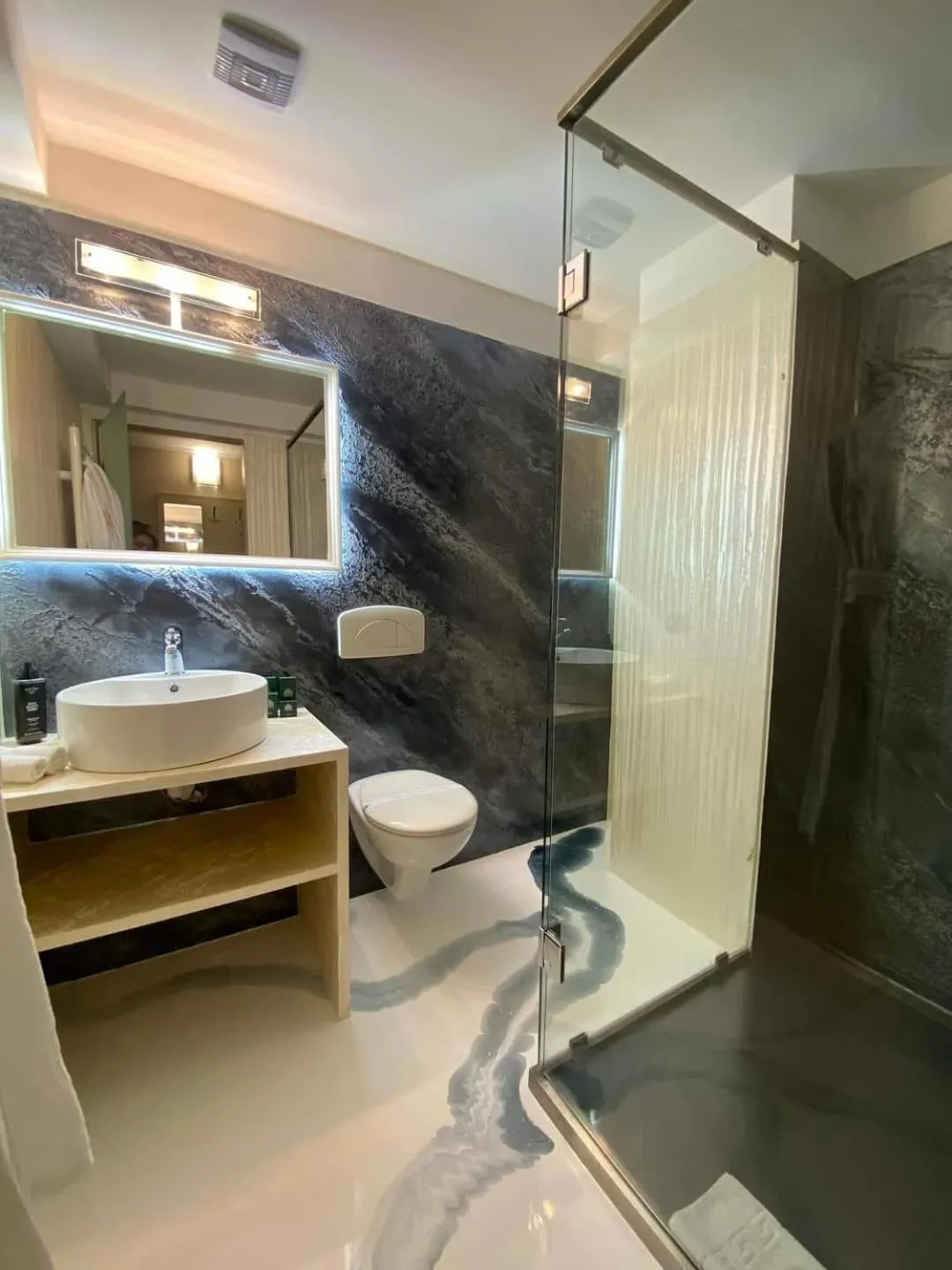 Shower in Hotel Paradis