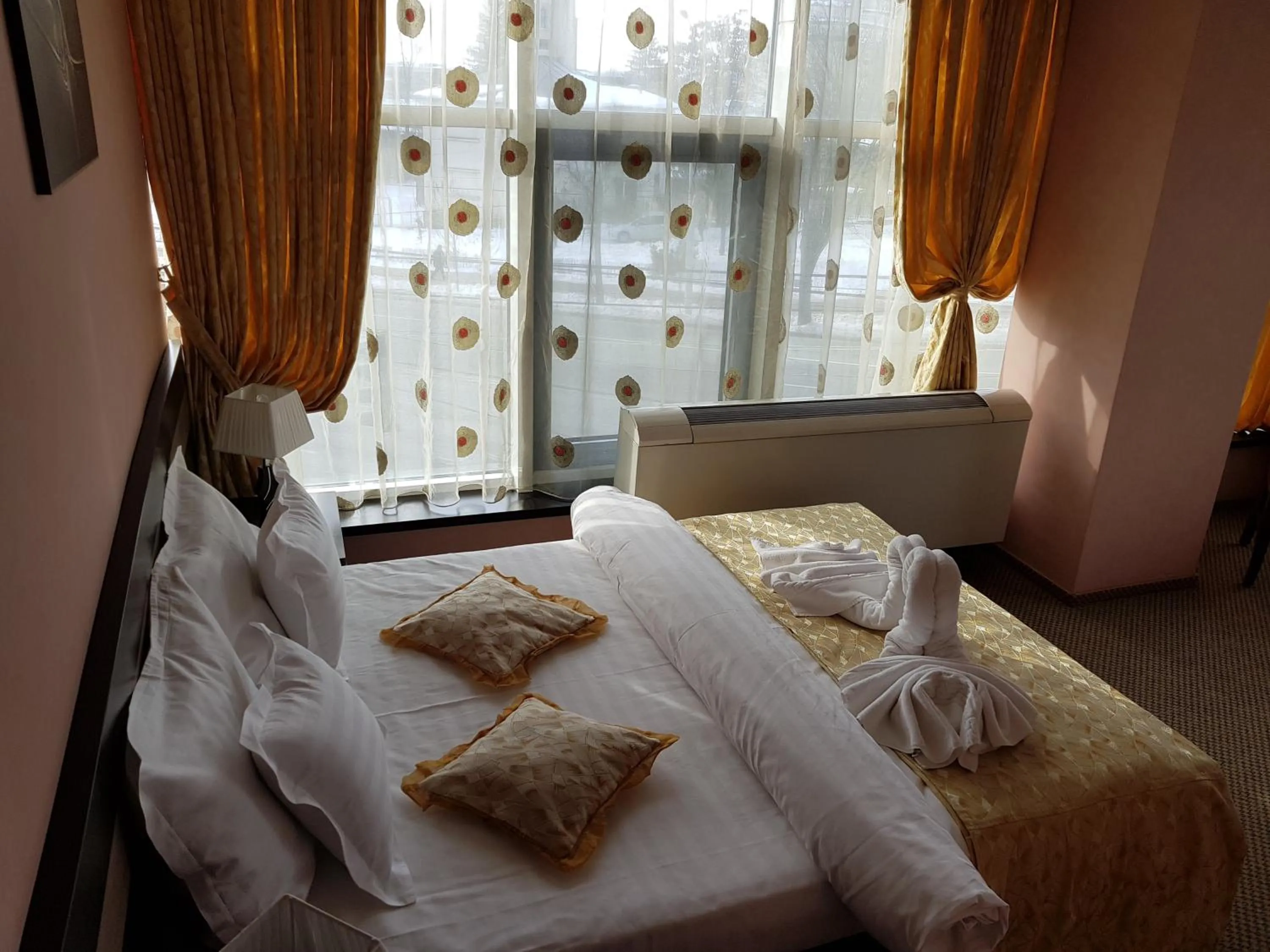 Photo of the whole room, Bed in Indiana Hotel