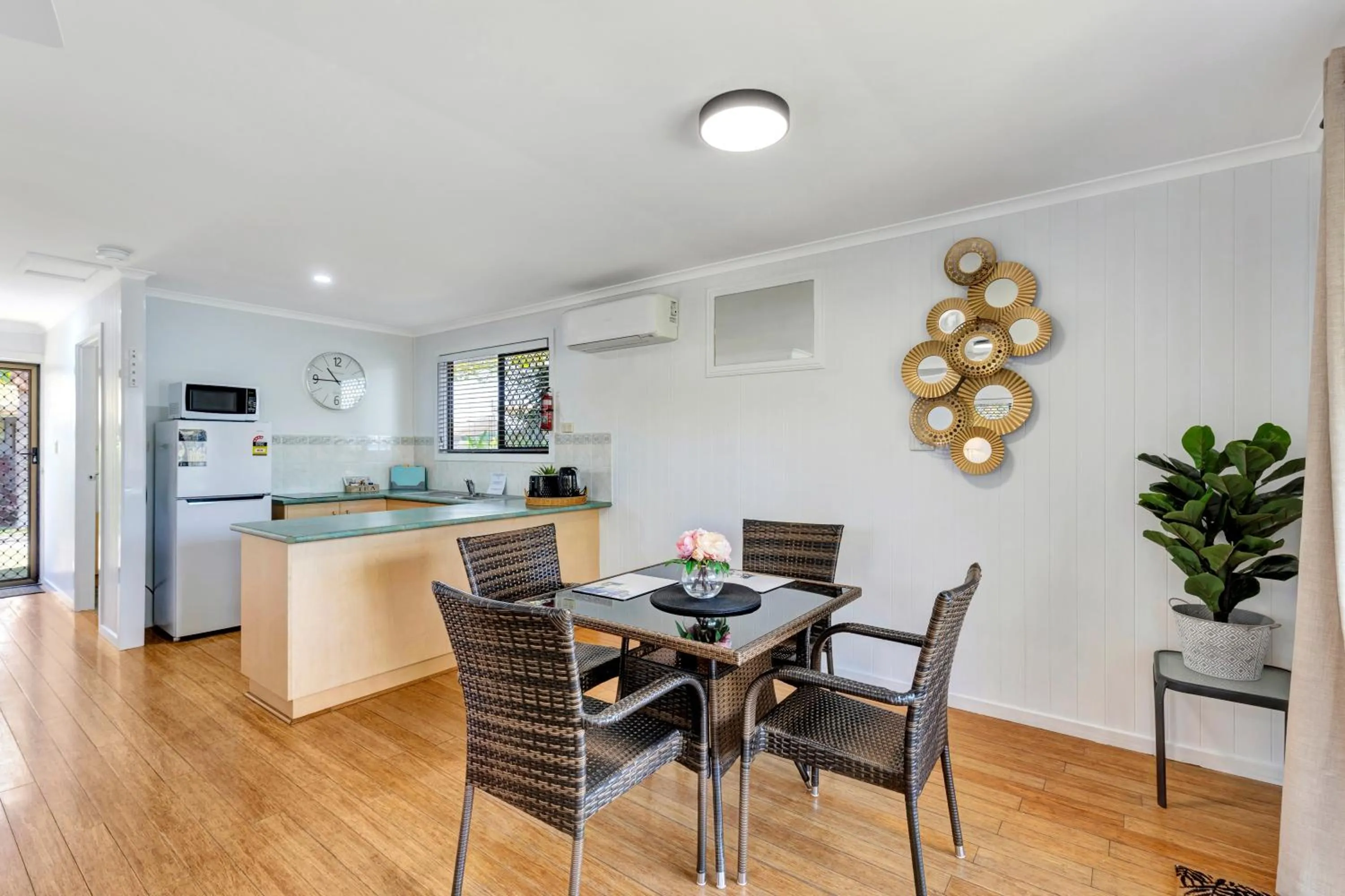 Kitchen or kitchenette in Sanctuary Lakes Fauna Retreat
