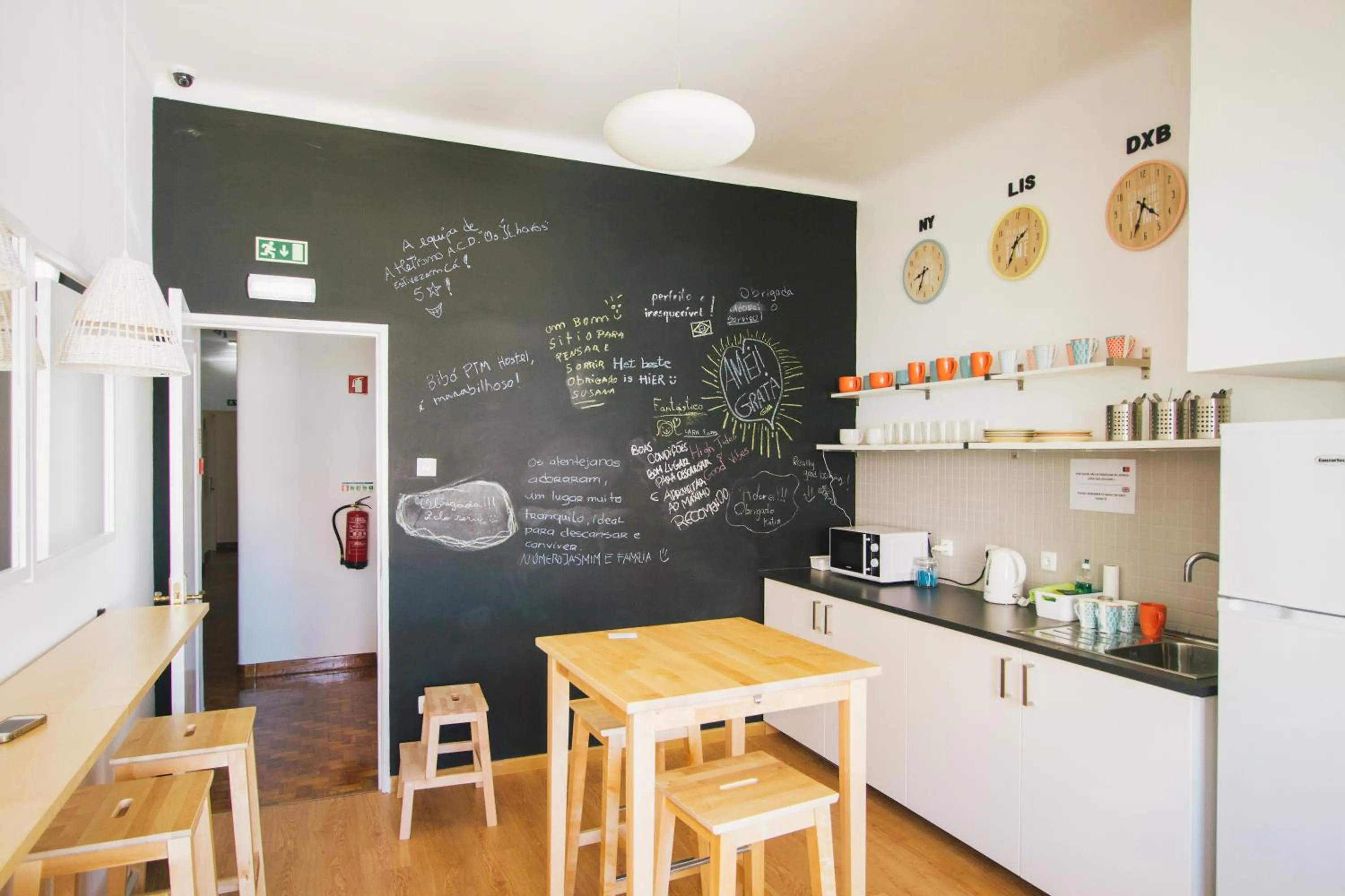 Communal kitchen in PTM DownTown Hostel&Suites