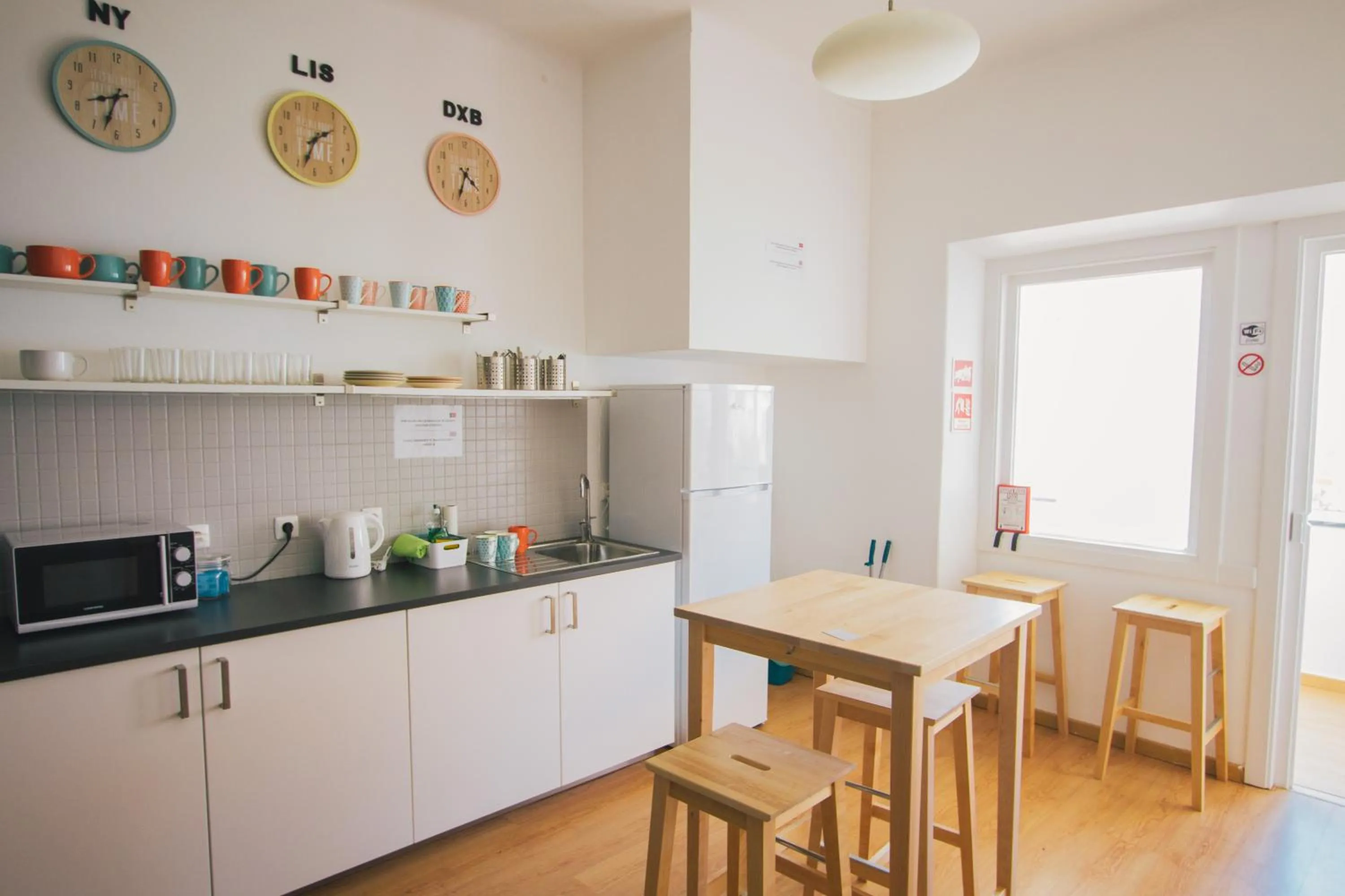 Communal kitchen in PTM DownTown Hostel&Suites