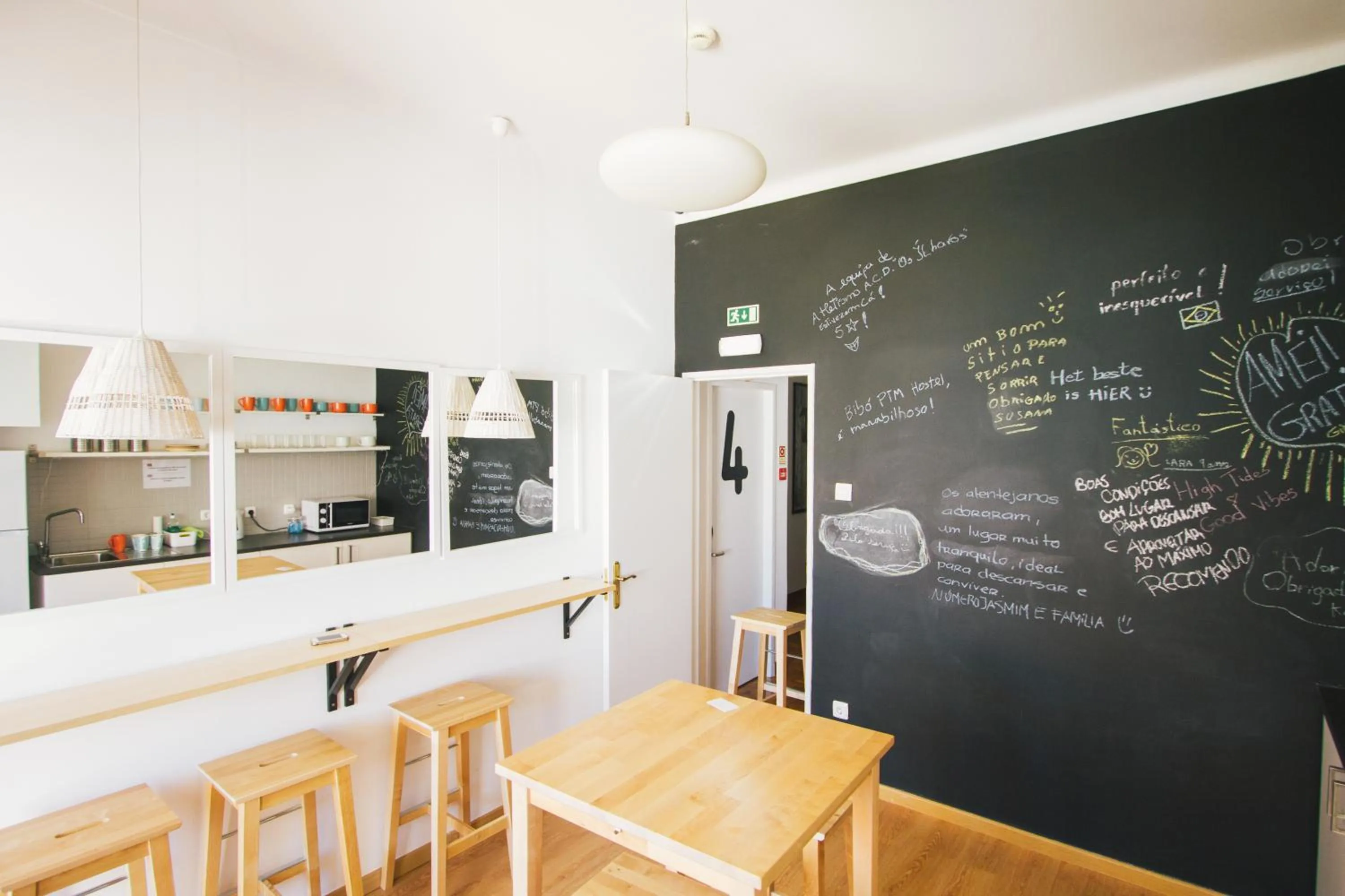 Communal kitchen in PTM DownTown Hostel&Suites