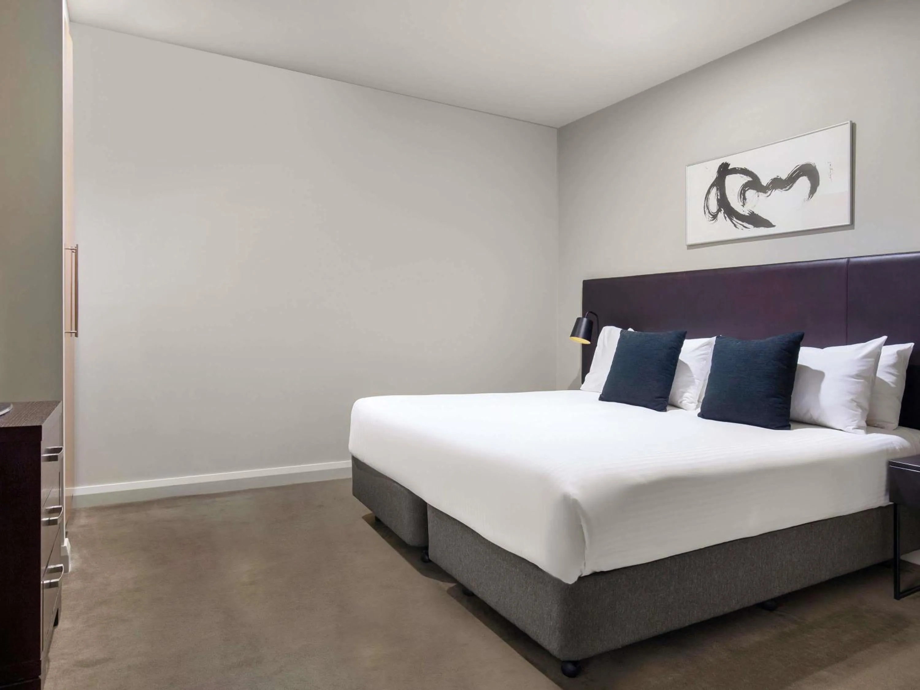 One-Bedroom Queen Suite in Mantra Hindmarsh Square