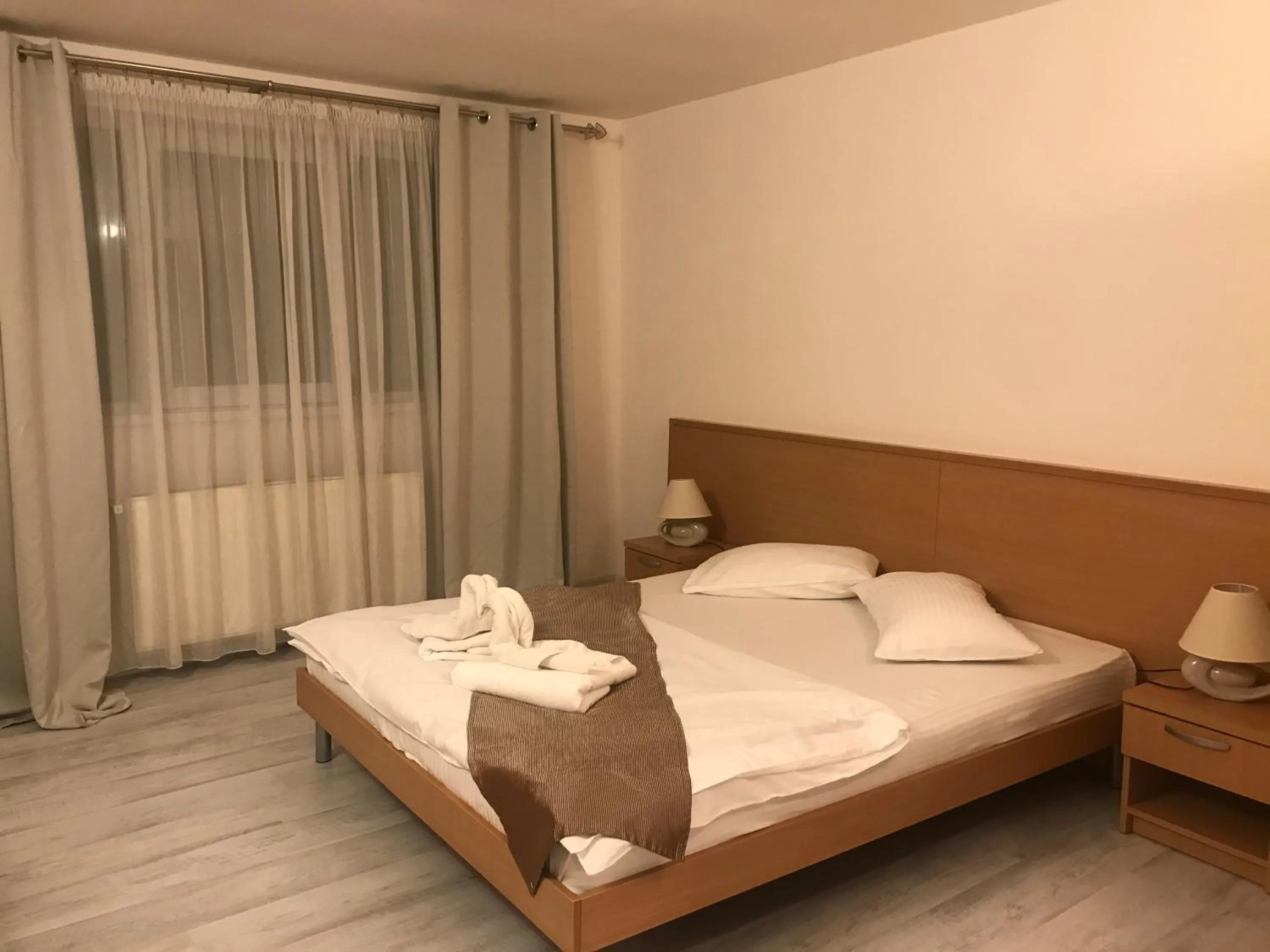 Bathroom, Bed in Hotel Vandia