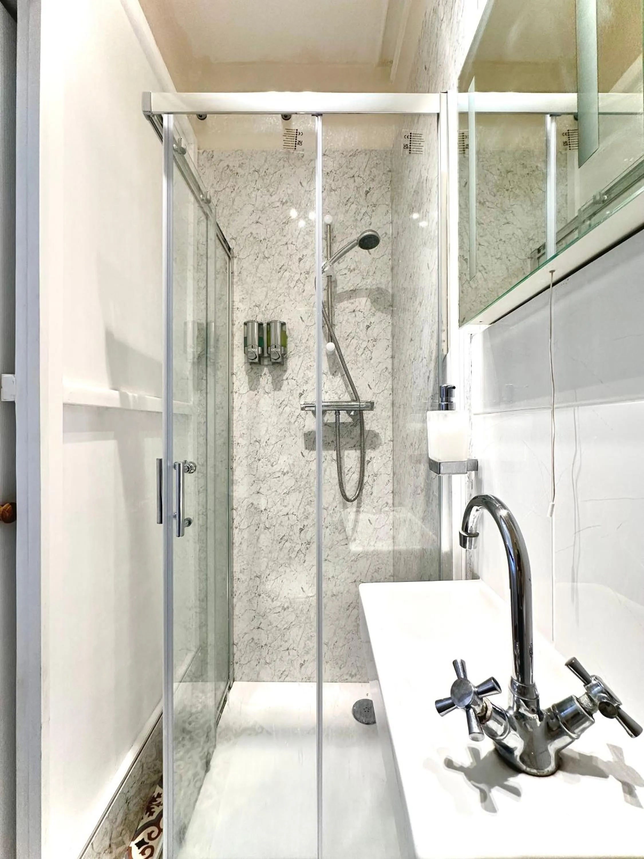 Shower in Anand Lodge