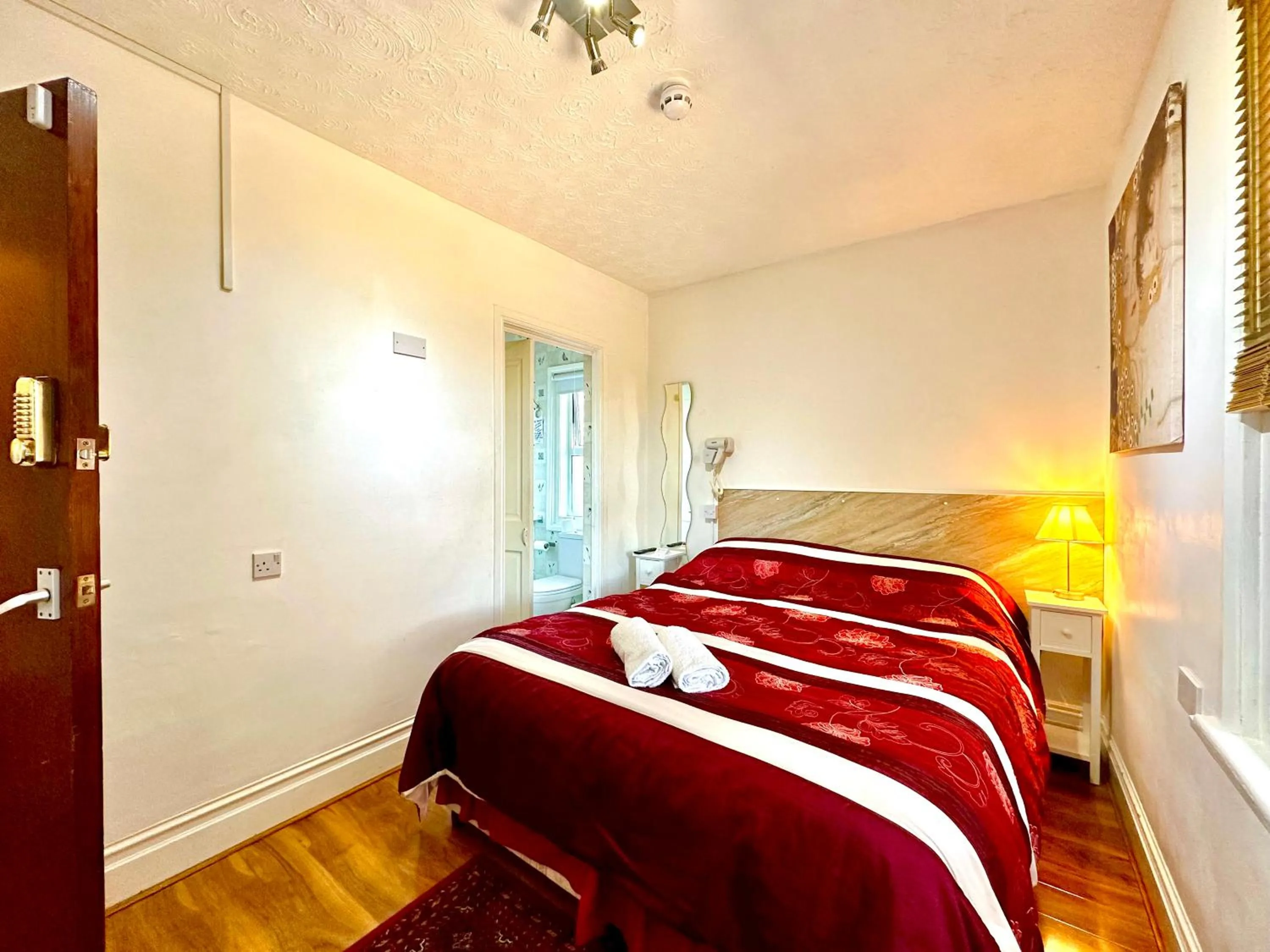 Bedroom, Bed in Anand Lodge