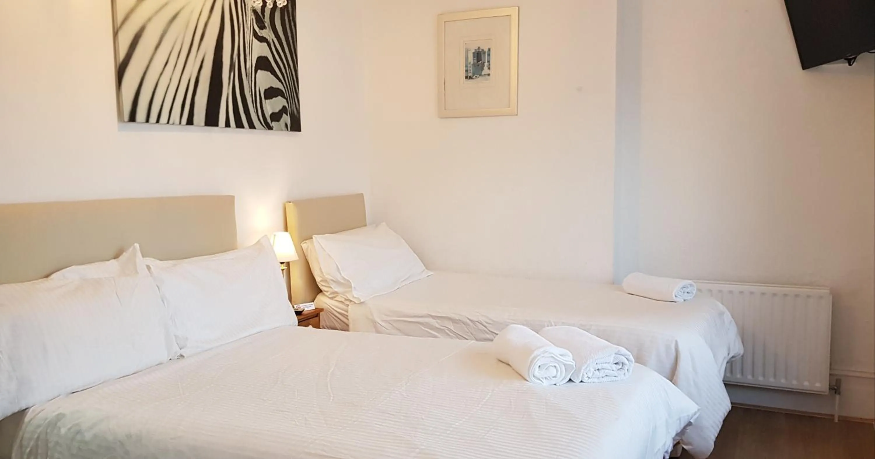 Bedroom, Bed in Anand Lodge