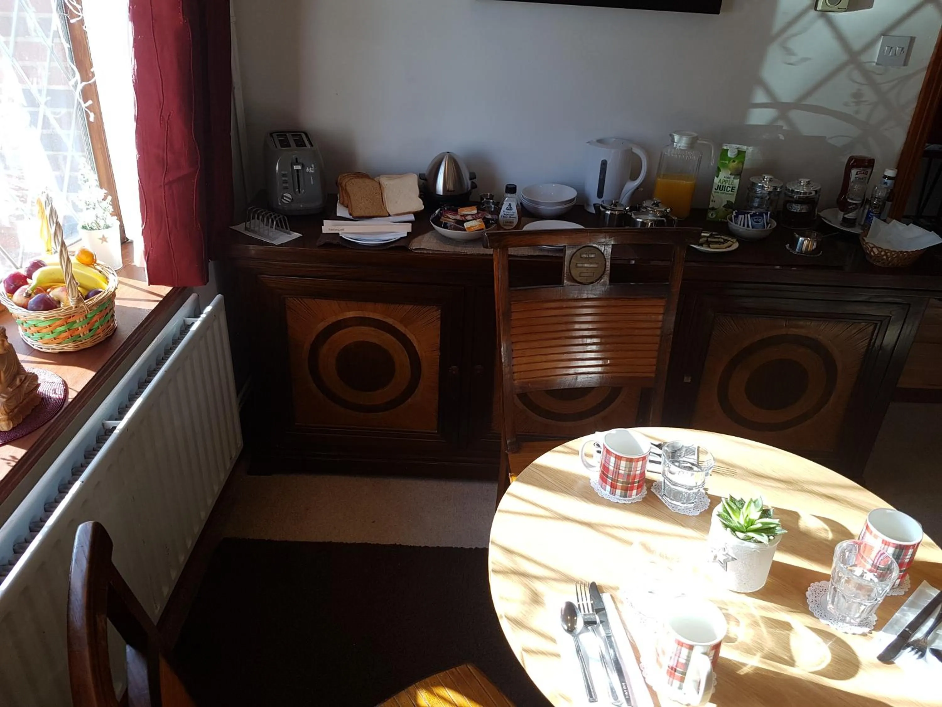 Restaurant/places to eat in Anand Lodge