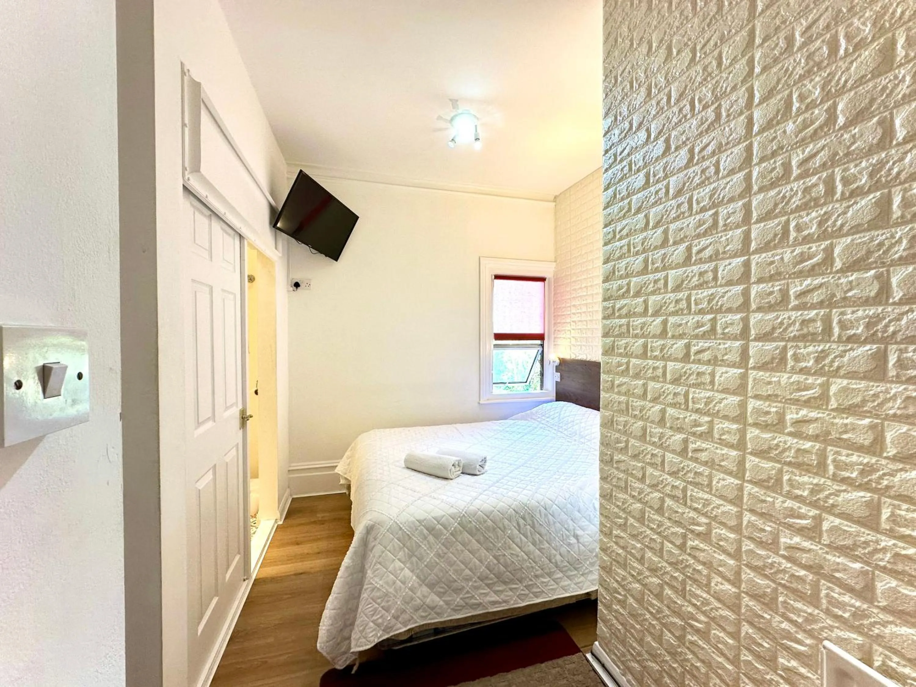 Bedroom, Bed in Anand Lodge