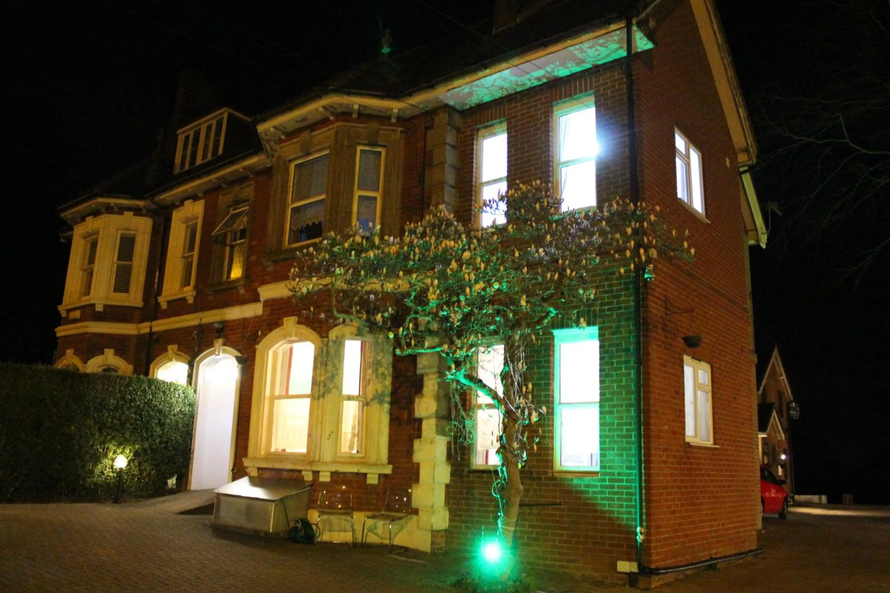 Facade/entrance in Anand Lodge