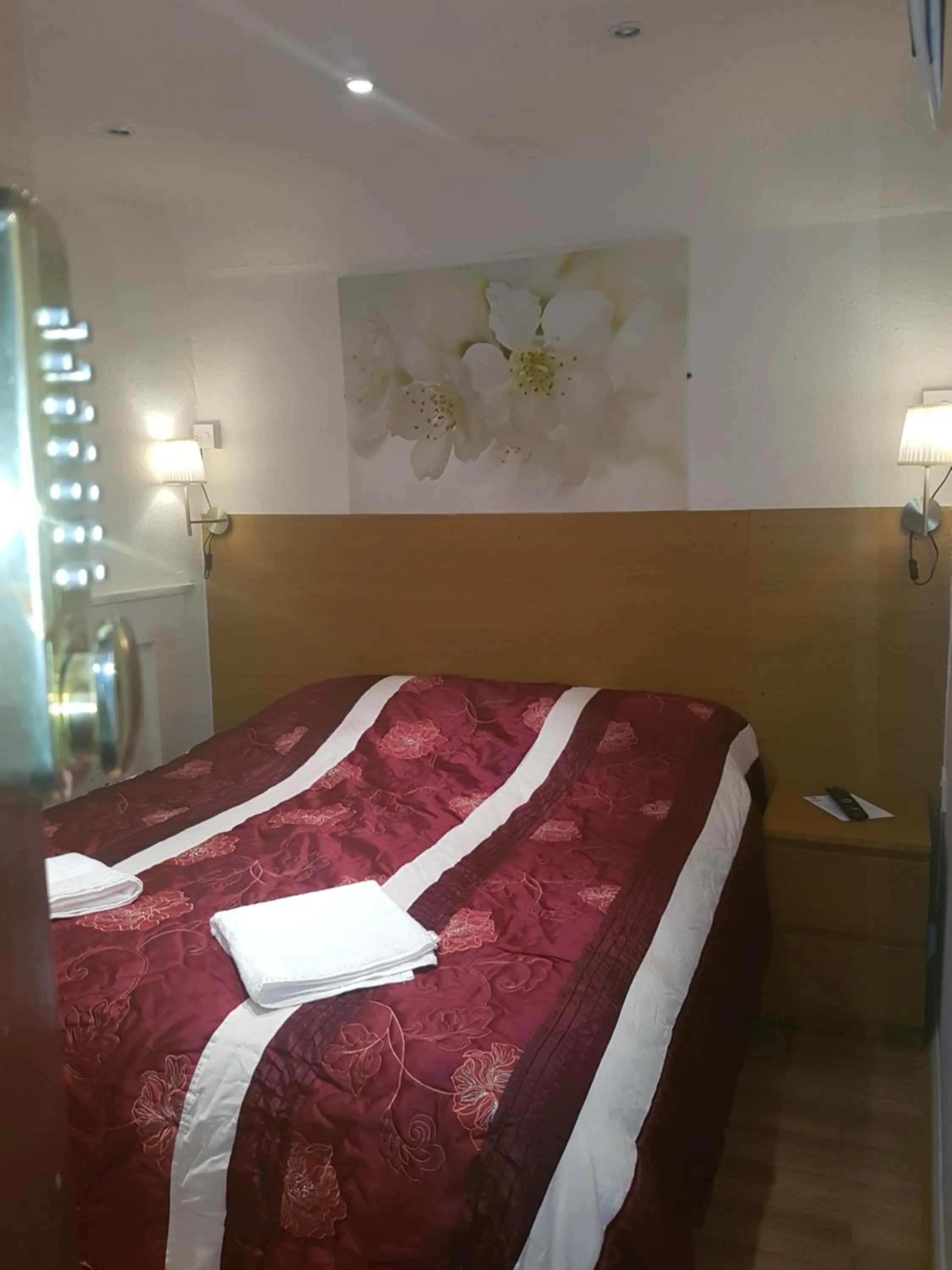 Bedroom, Bed in Anand Lodge