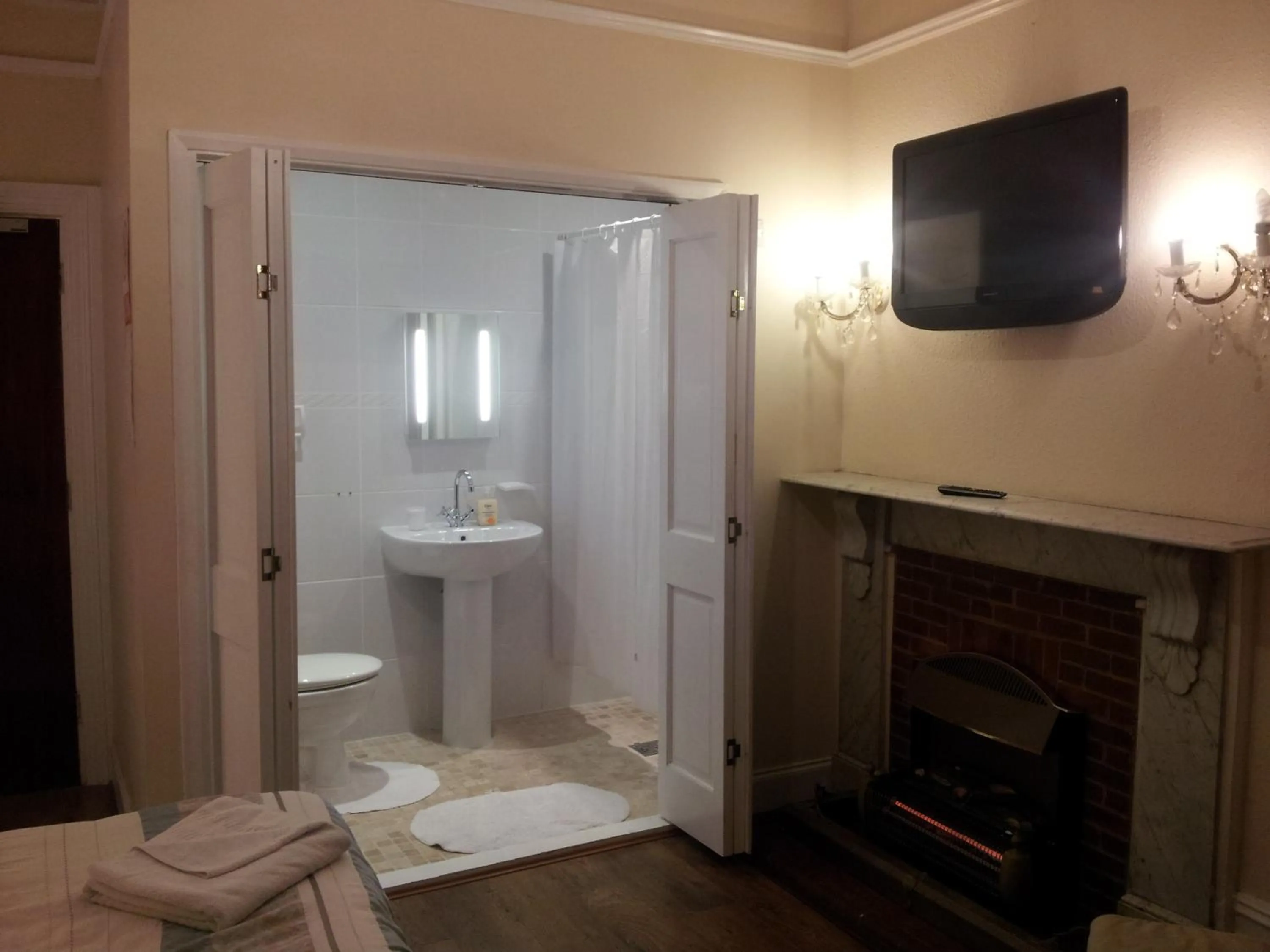 Shower in Anand Lodge