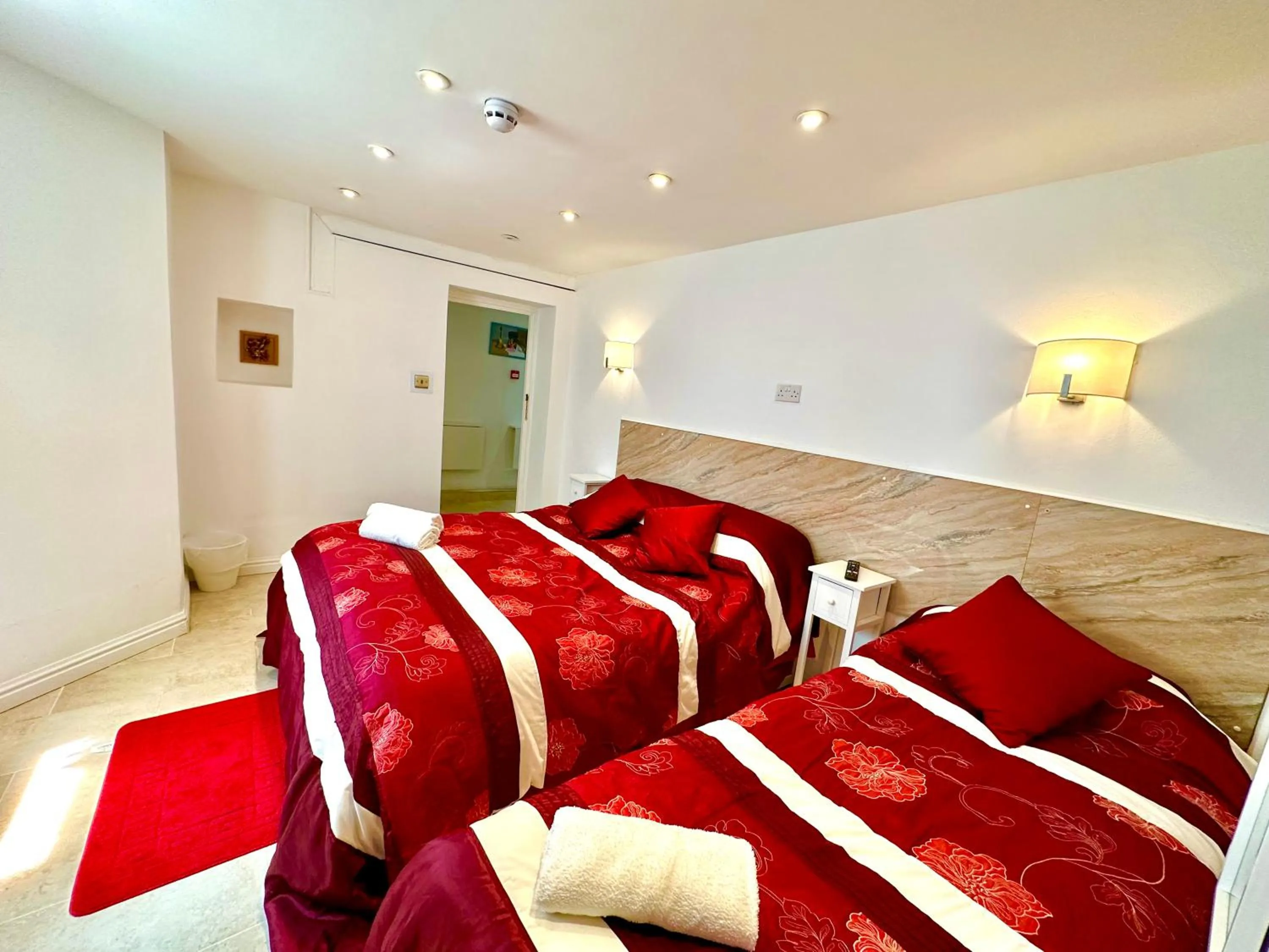 Bedroom, Bed in Anand Lodge