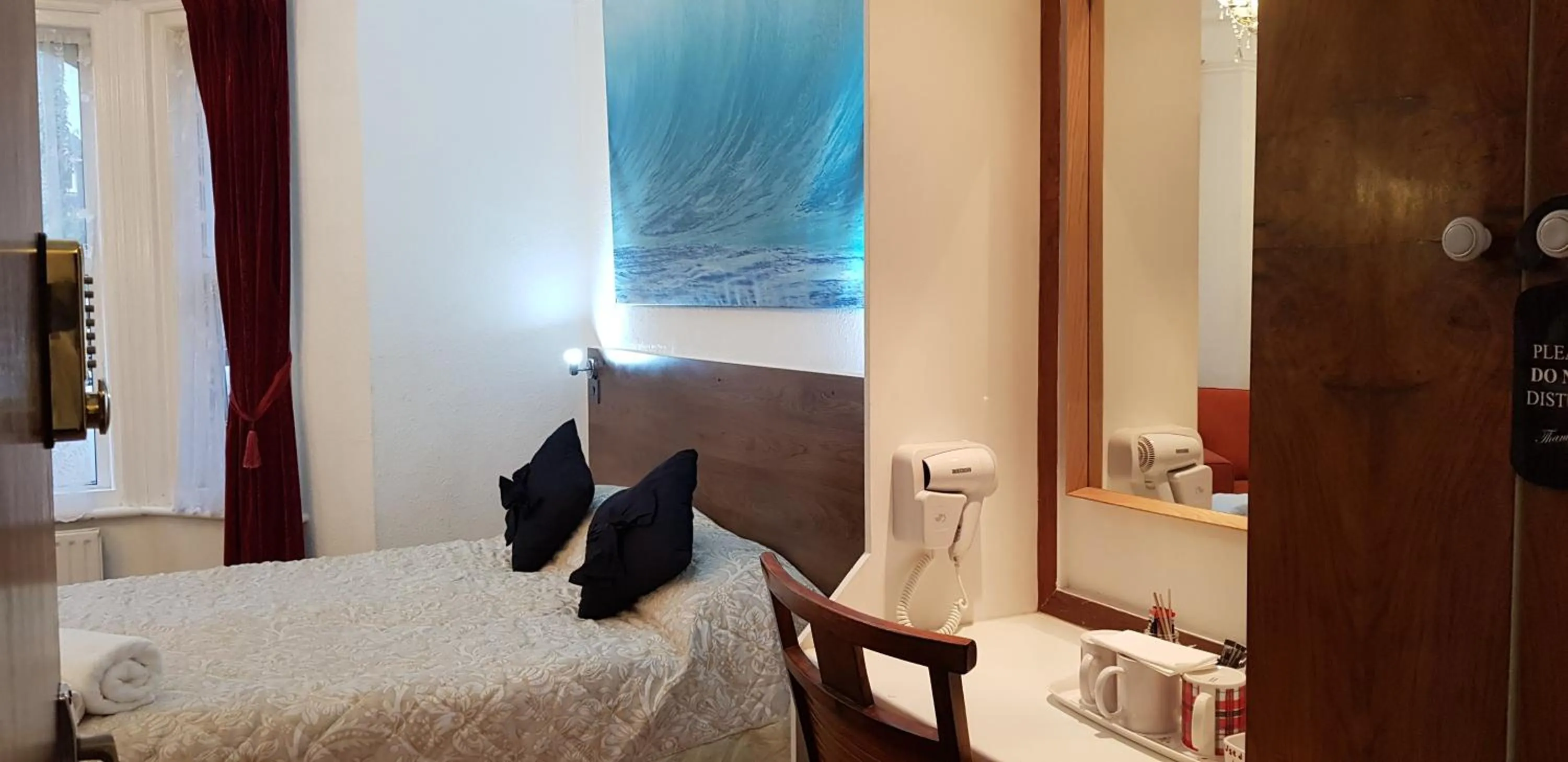 Bedroom, Bed in Anand Lodge