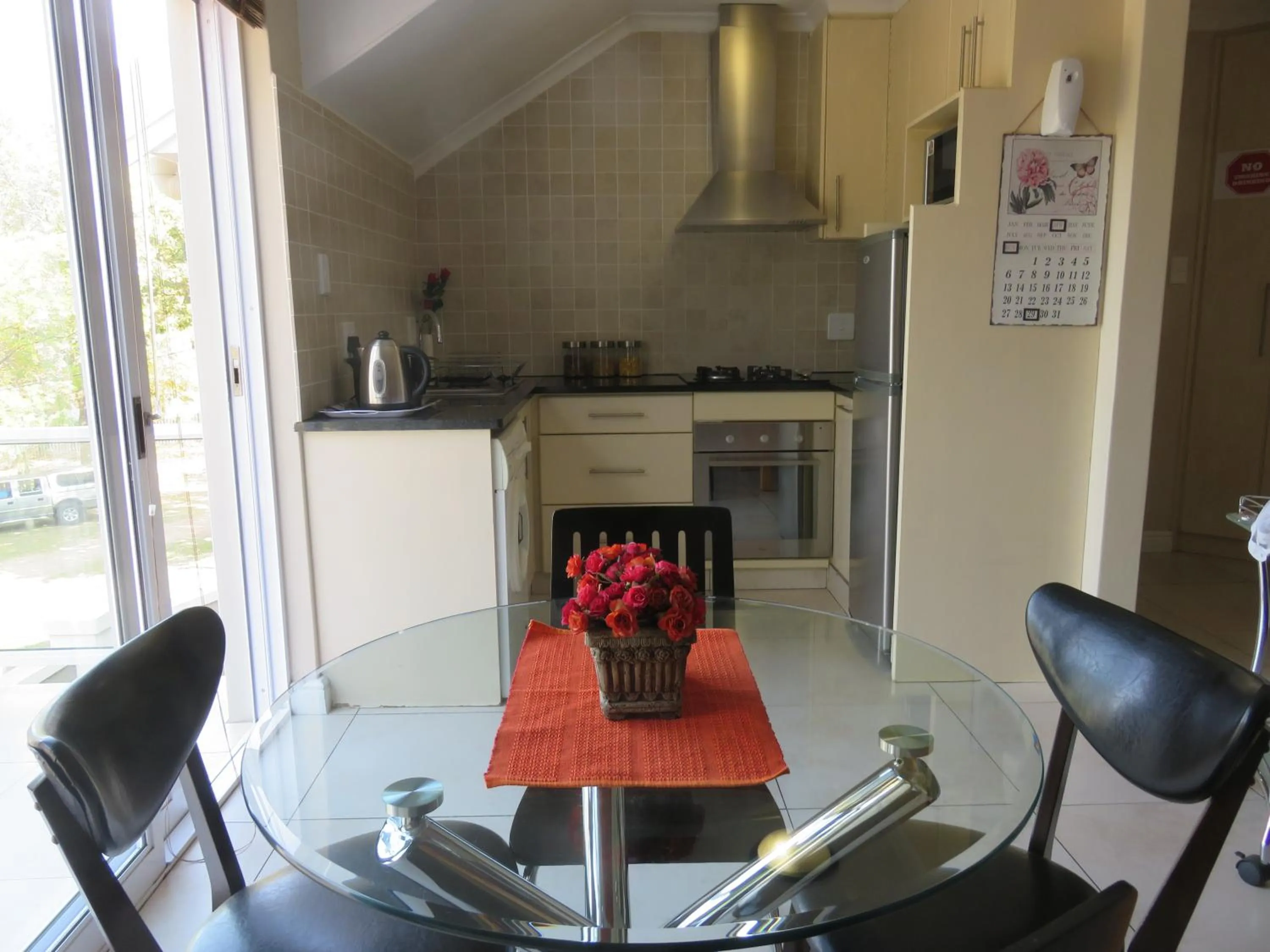 Kitchen or kitchenette in Milas Place