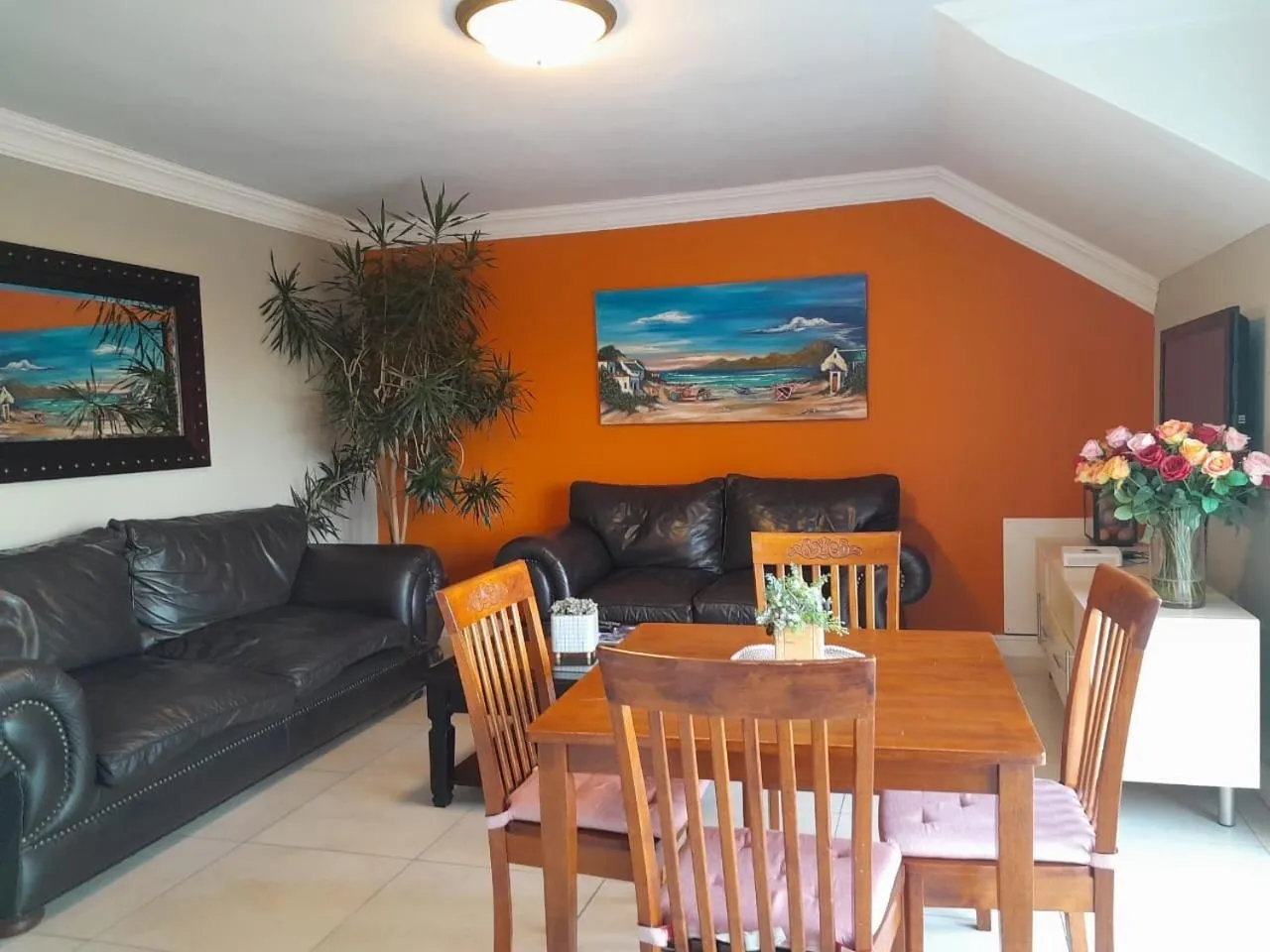 Communal lounge/ TV room in Milas Place