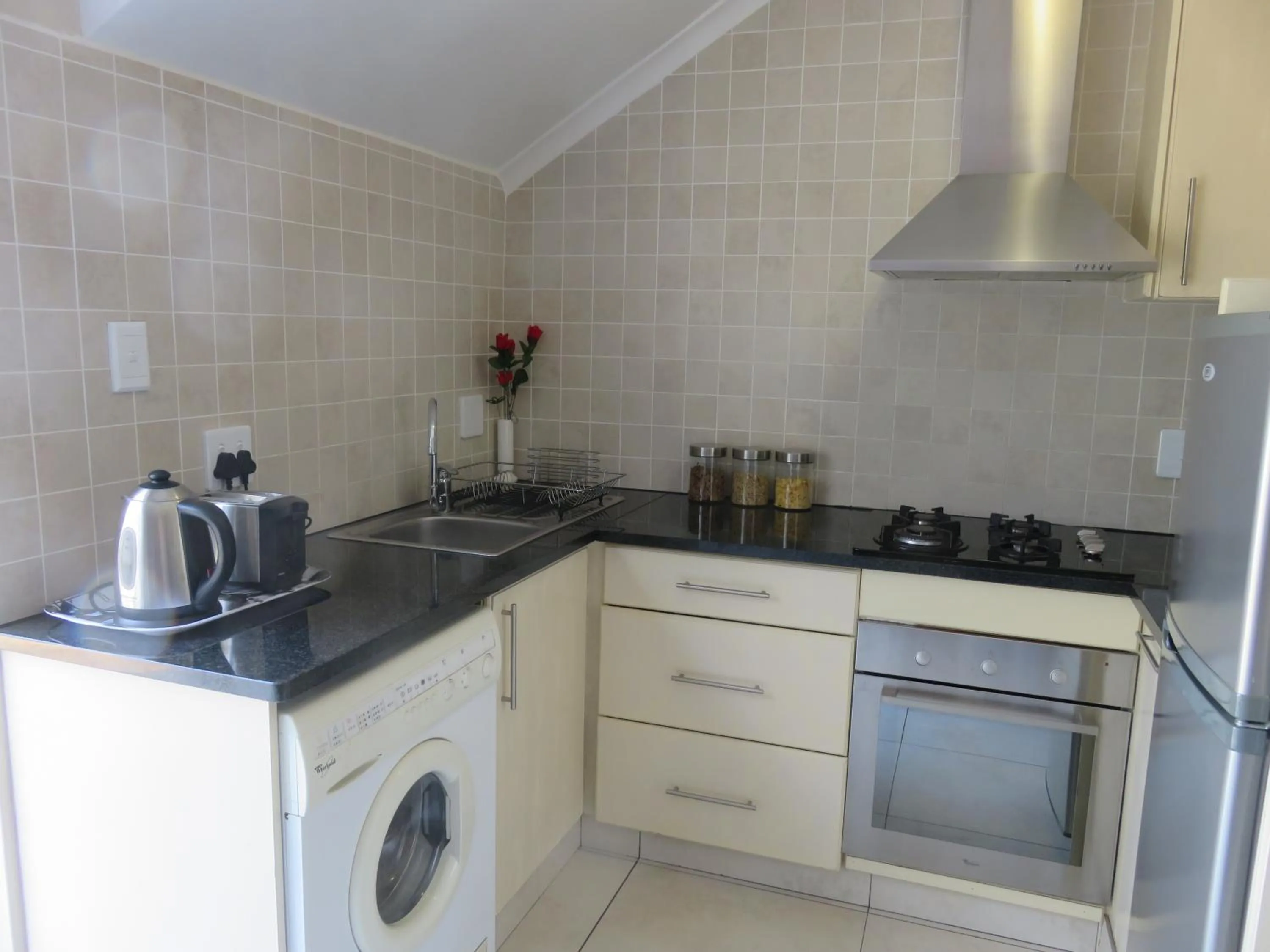 Kitchen or kitchenette in Milas Place