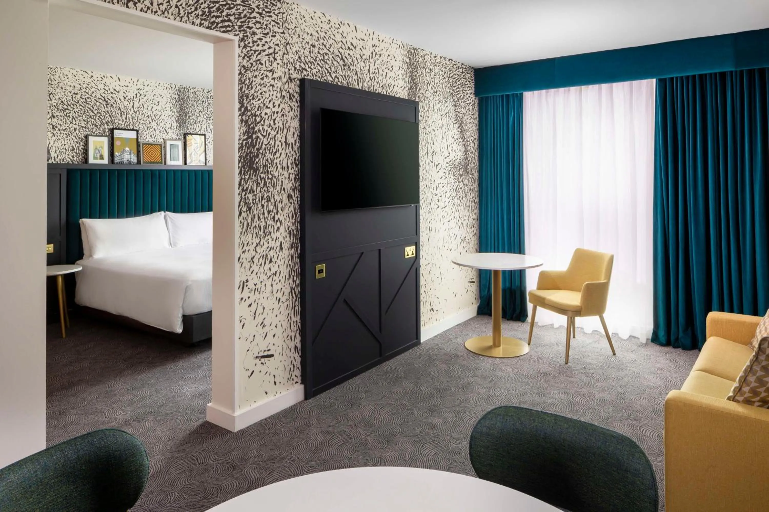 Living room, Bed in DoubleTree by Hilton Leeds