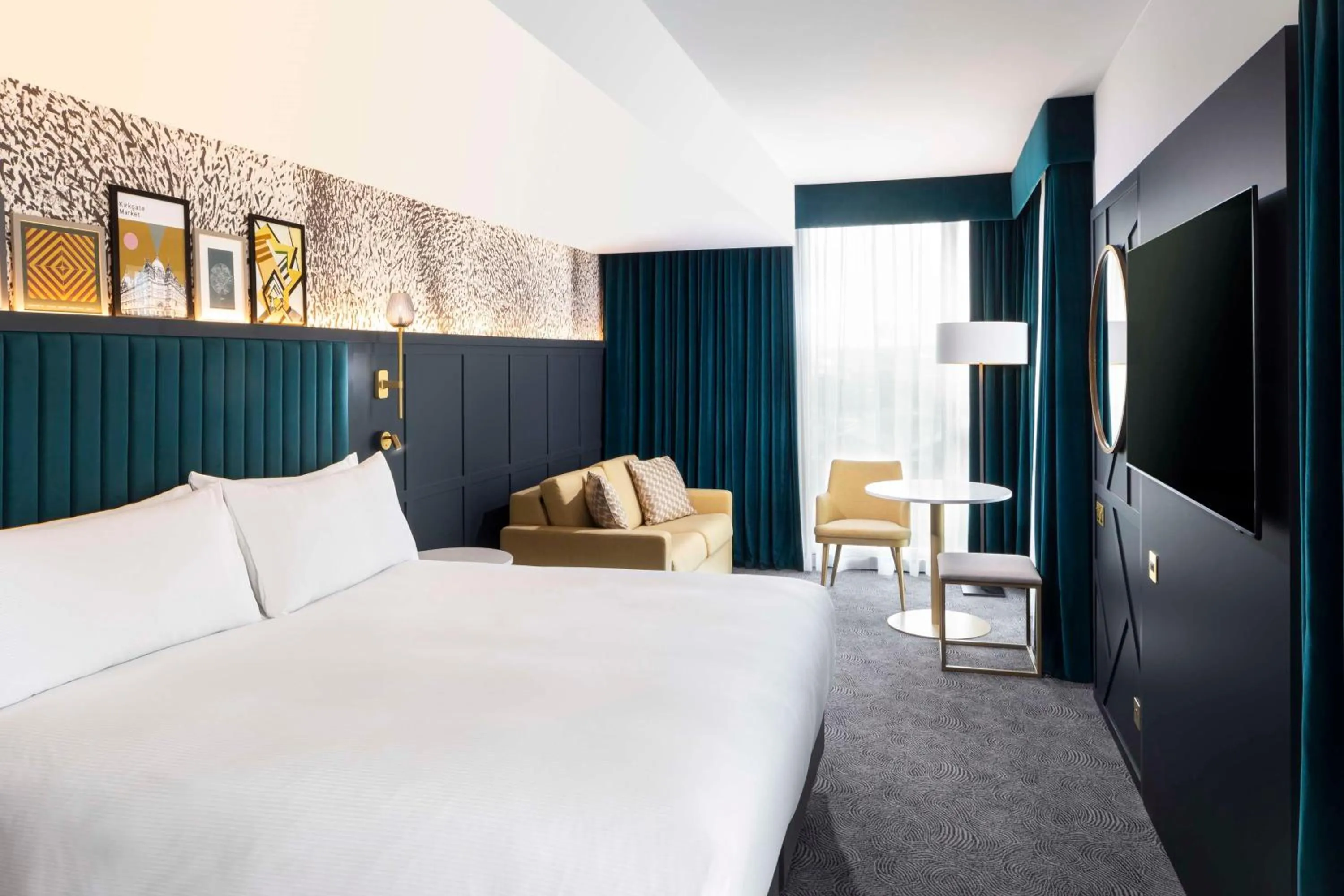 Living room, Bed in DoubleTree by Hilton Leeds