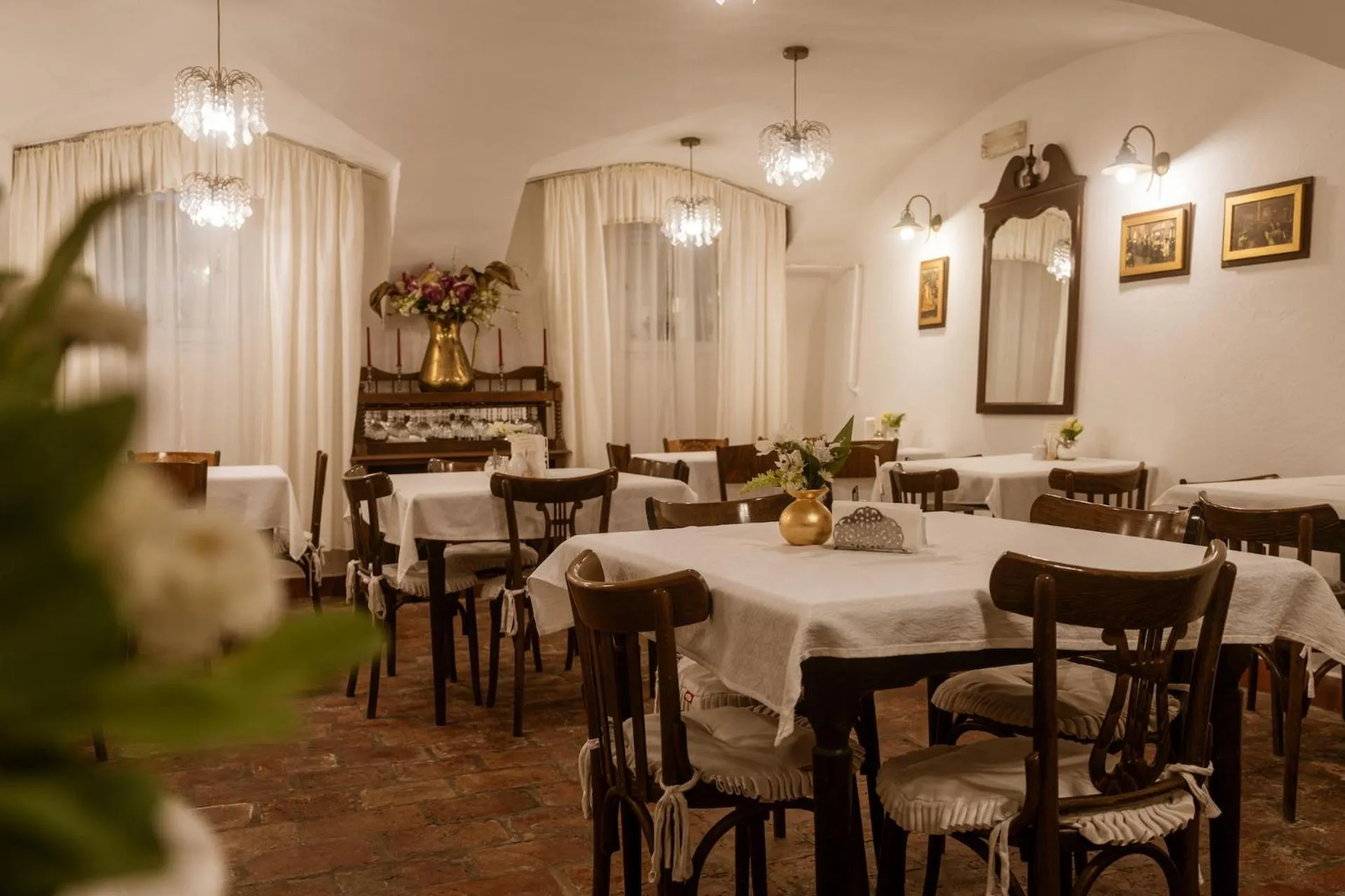 Dining area in Allegro Hotel