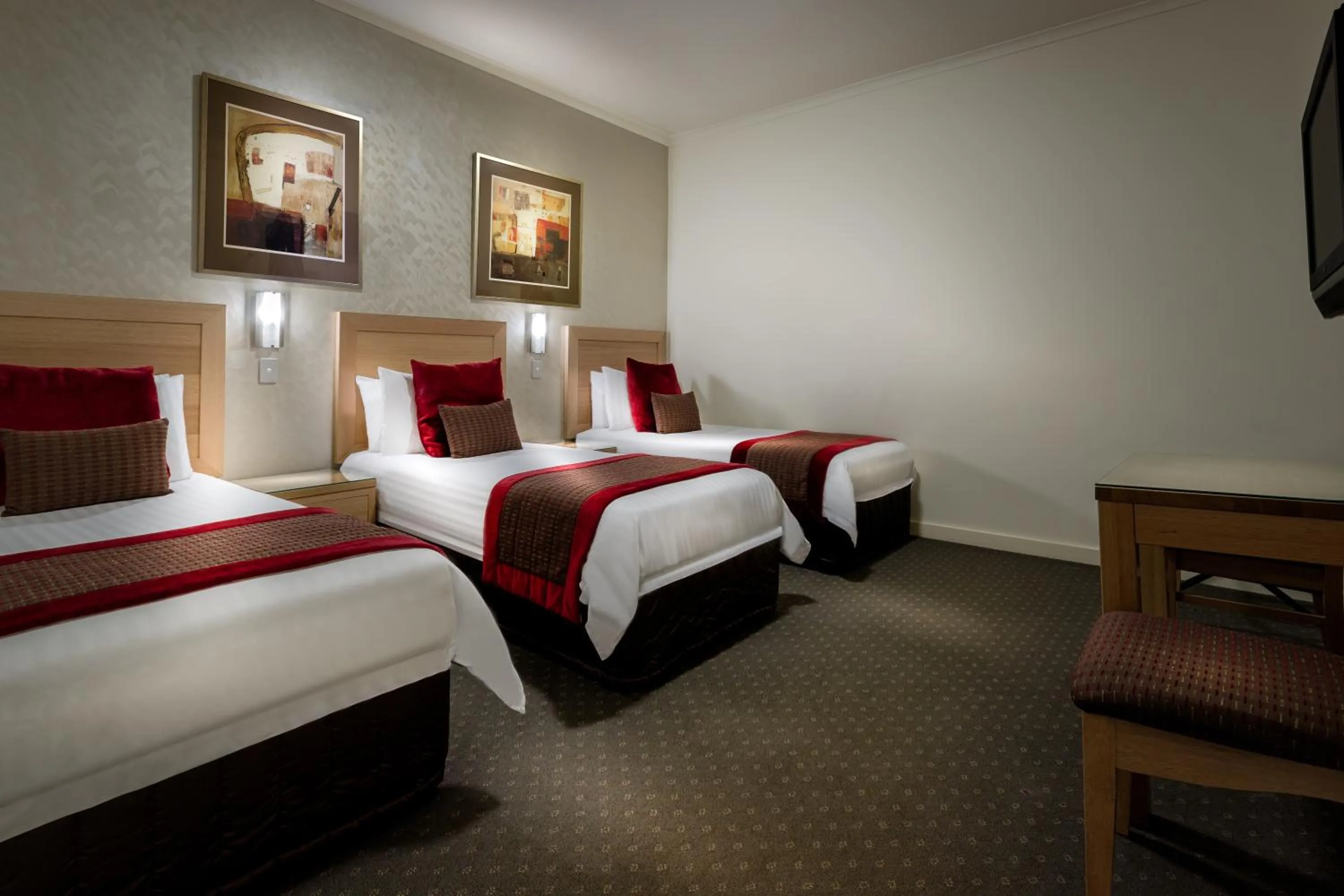 Seating area, Bed in BEST WESTERN PLUS Travel Inn