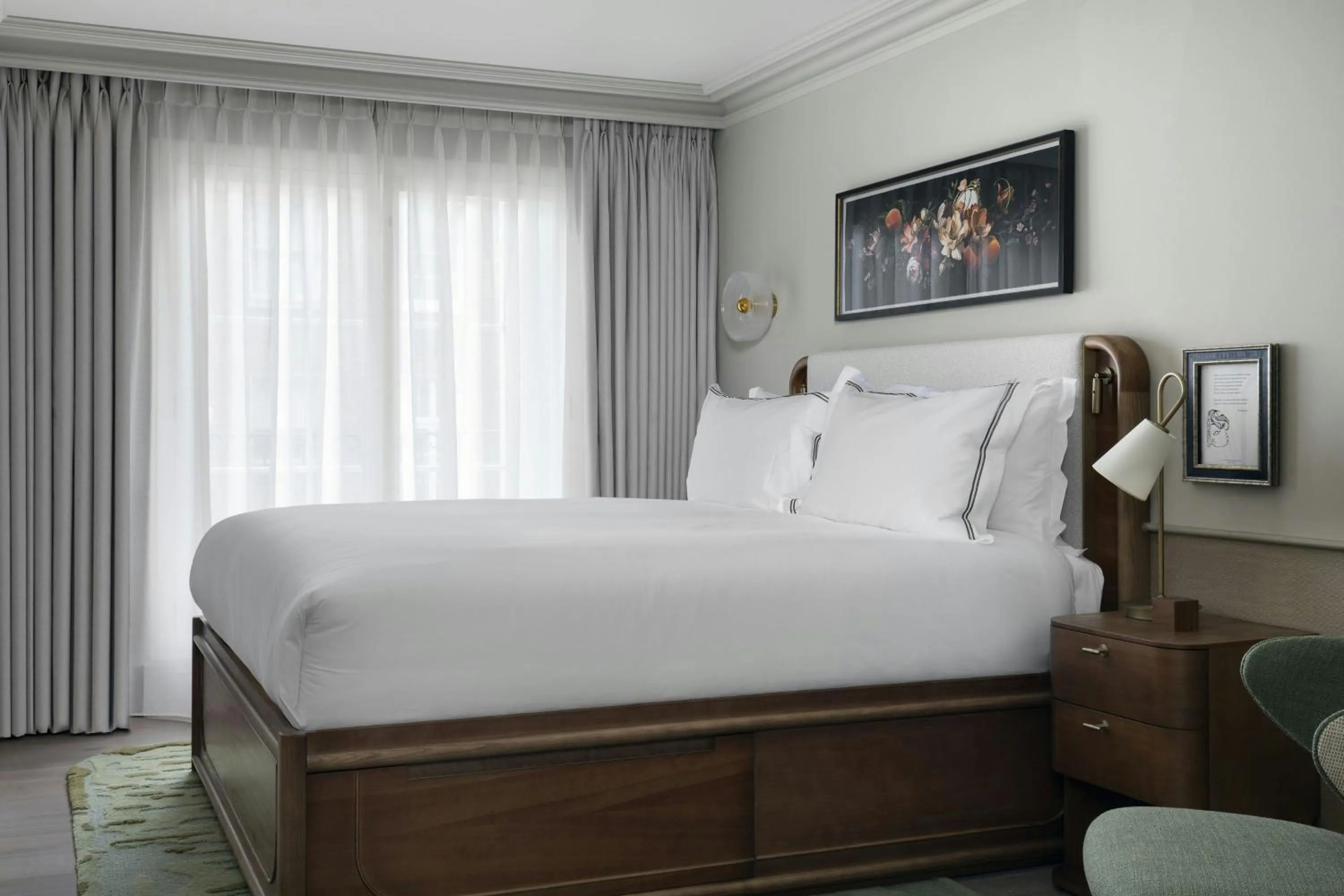 Photo of the whole room, Bed in Montcalm Mayfair, Autograph Collection