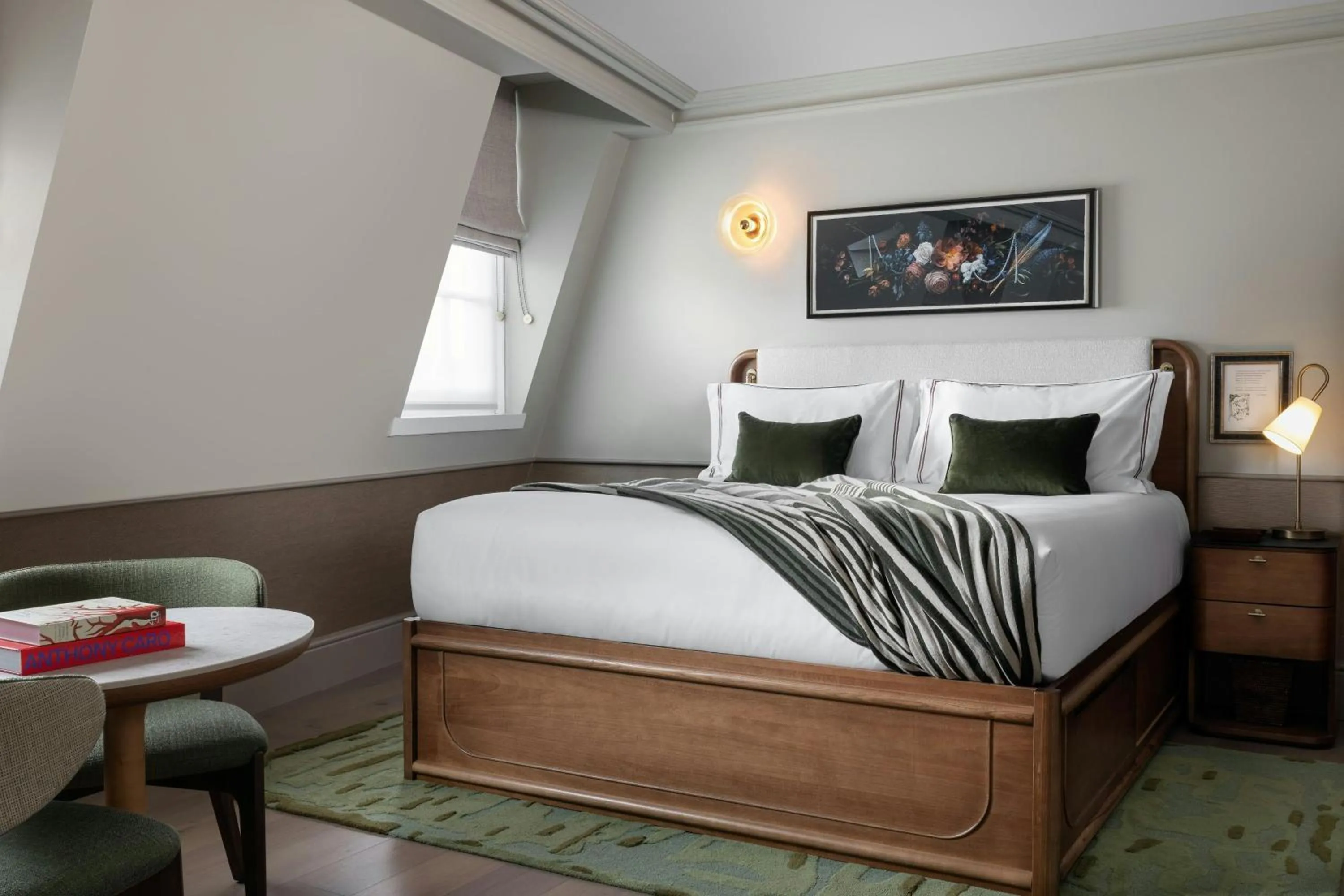 Photo of the whole room, Bed in Montcalm Mayfair, Autograph Collection