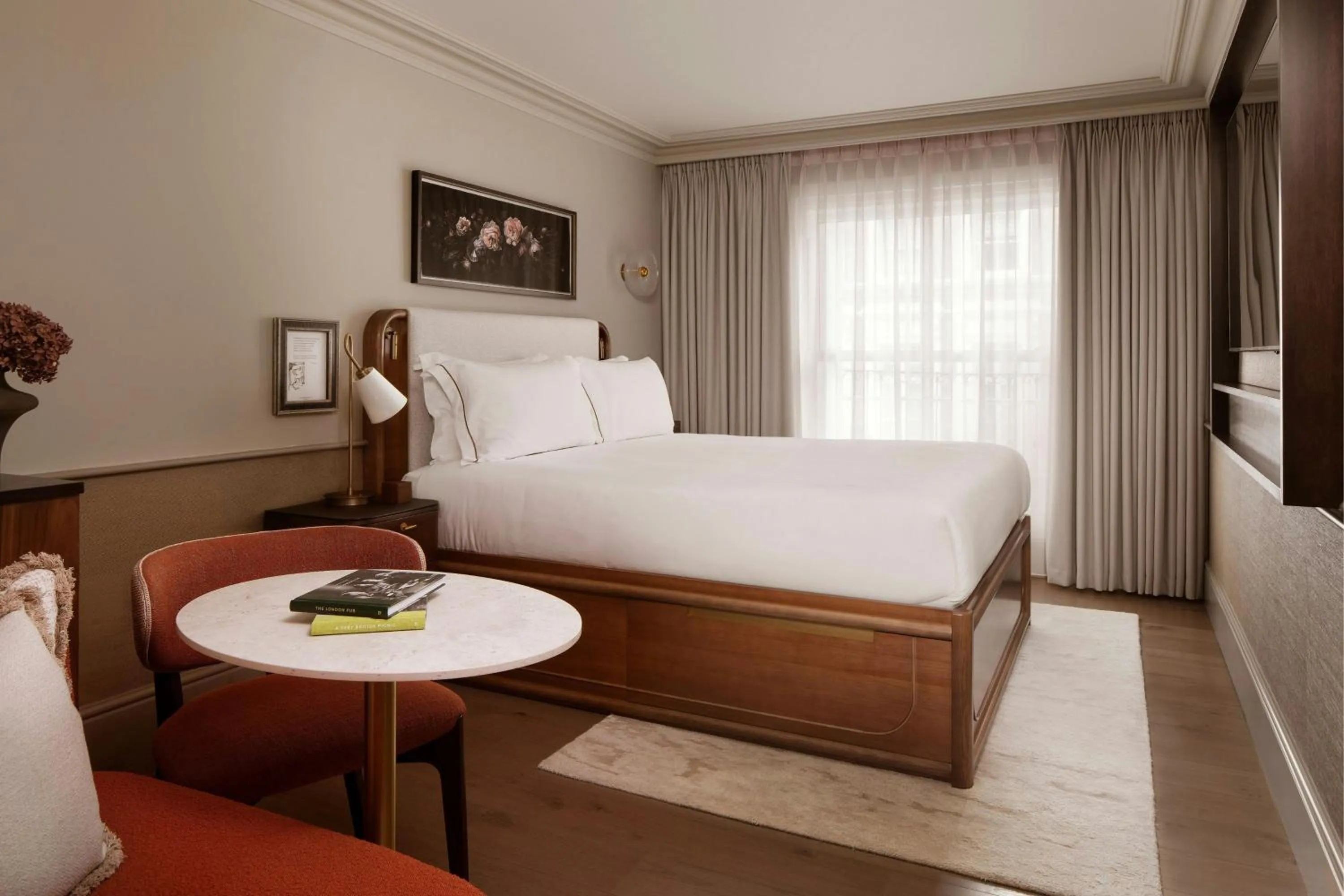 Photo of the whole room, Bed in Montcalm Mayfair, Autograph Collection