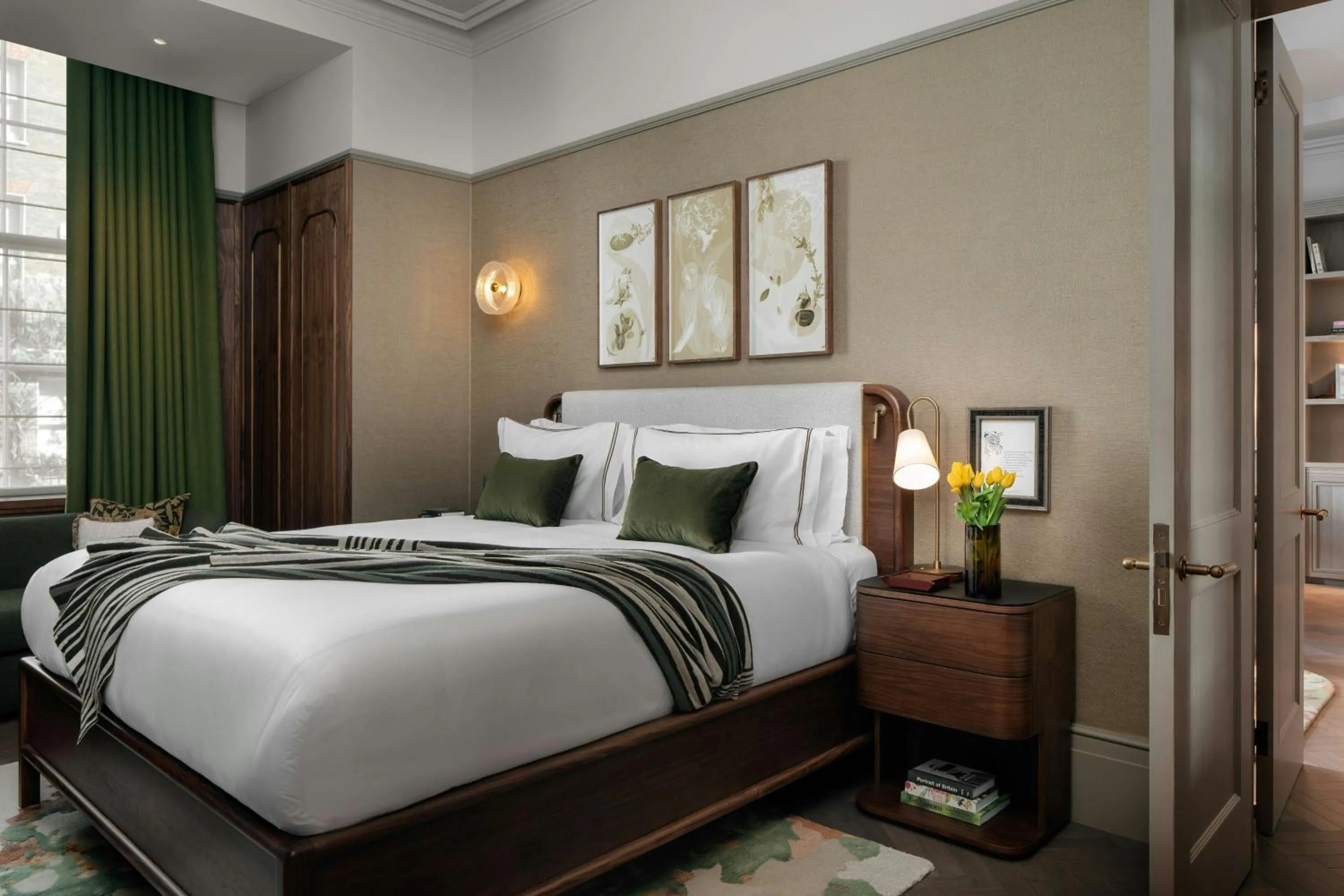 Photo of the whole room, Bed in Montcalm Mayfair, Autograph Collection