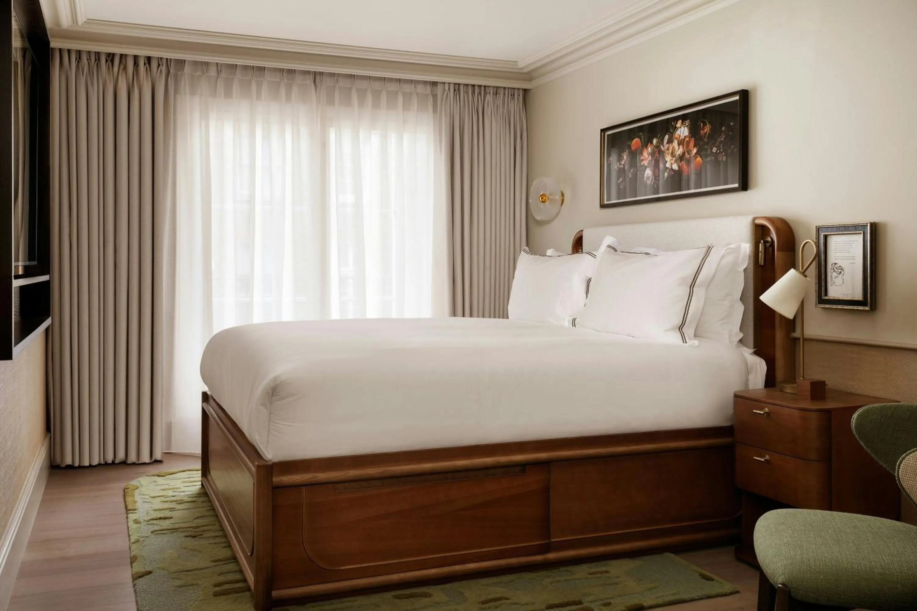 Photo of the whole room, Bed in Montcalm Mayfair, Autograph Collection