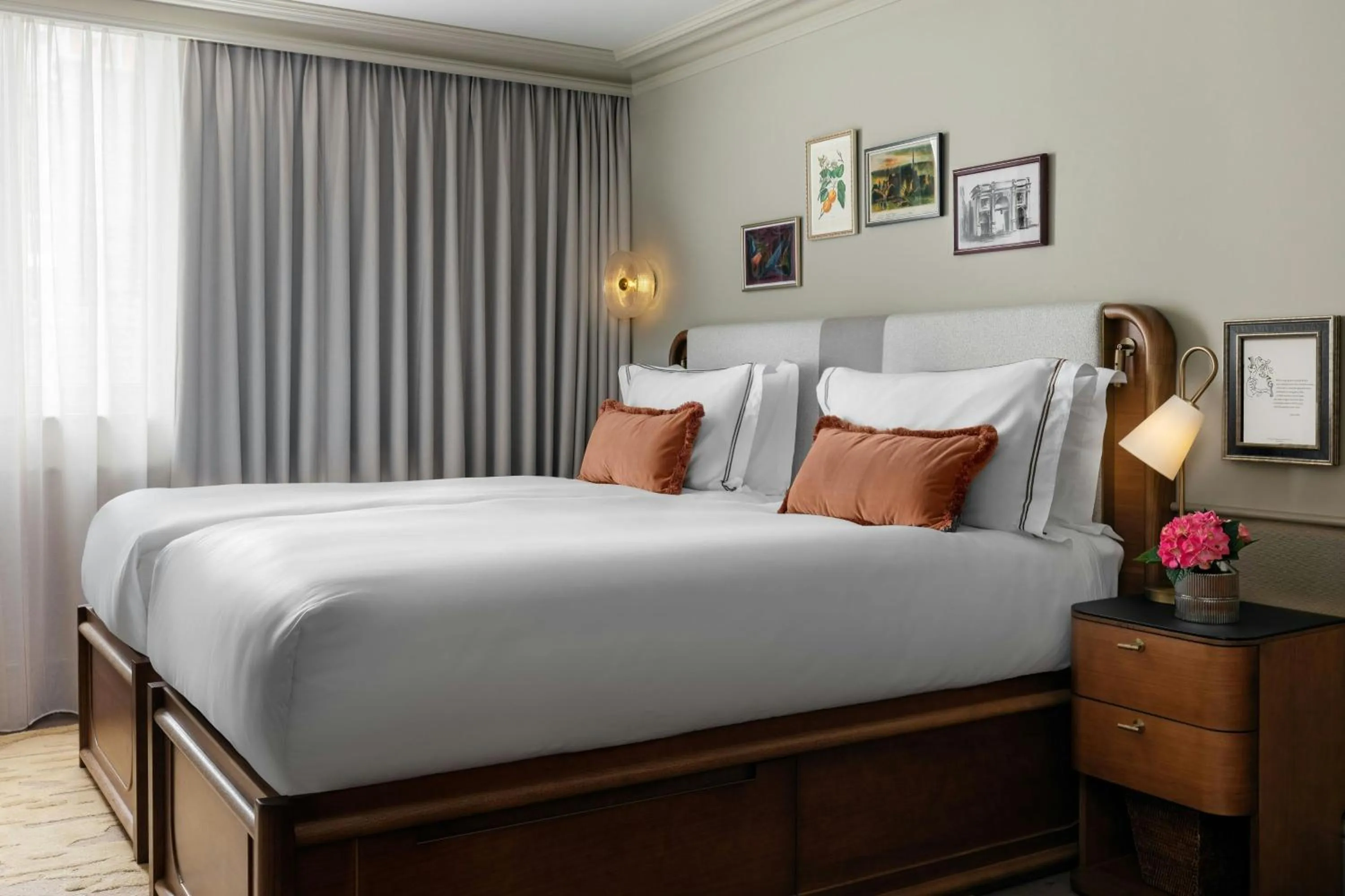 Photo of the whole room, Bed in Montcalm Mayfair, Autograph Collection