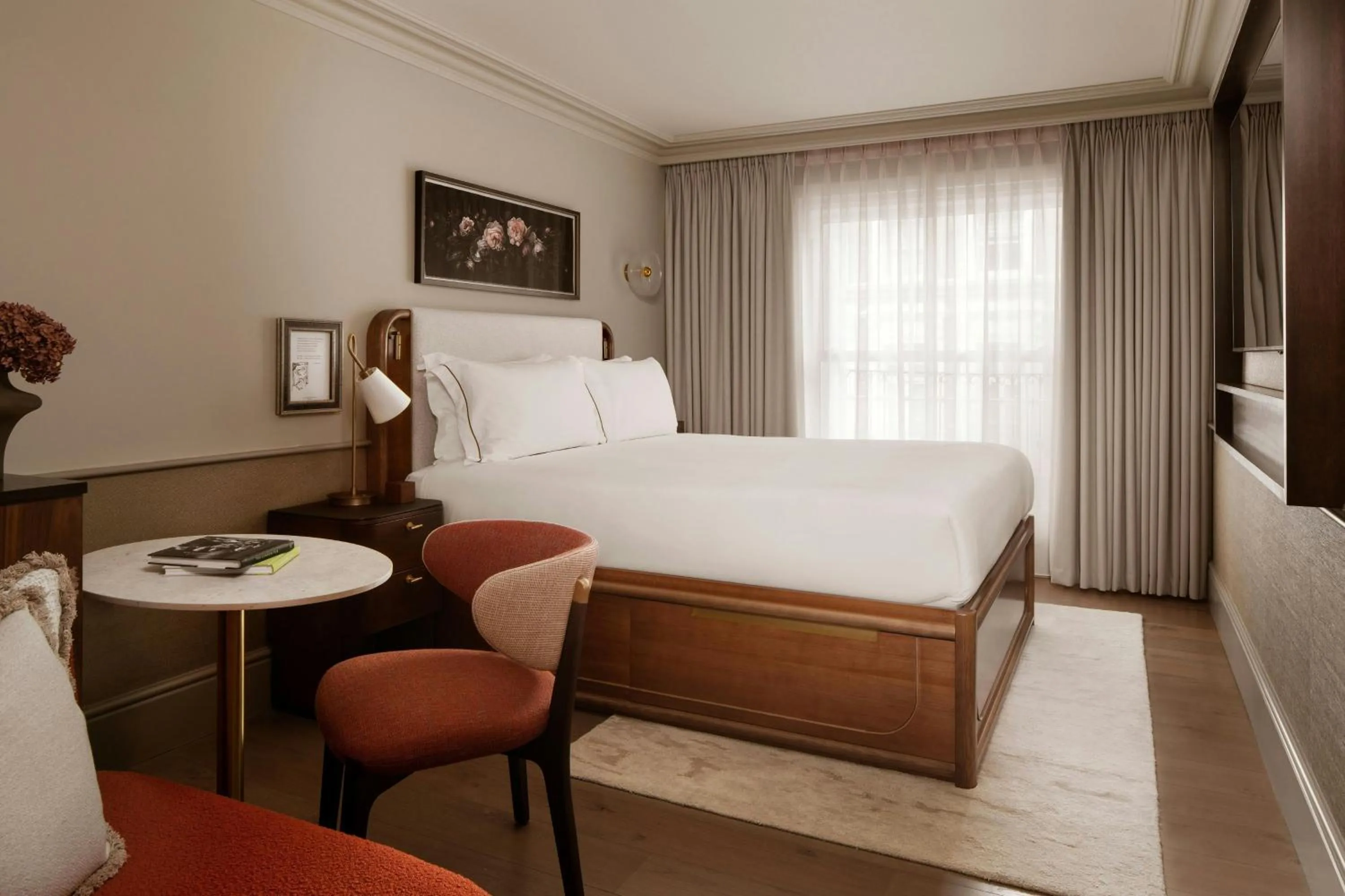 Photo of the whole room, Bed in Montcalm Mayfair, Autograph Collection