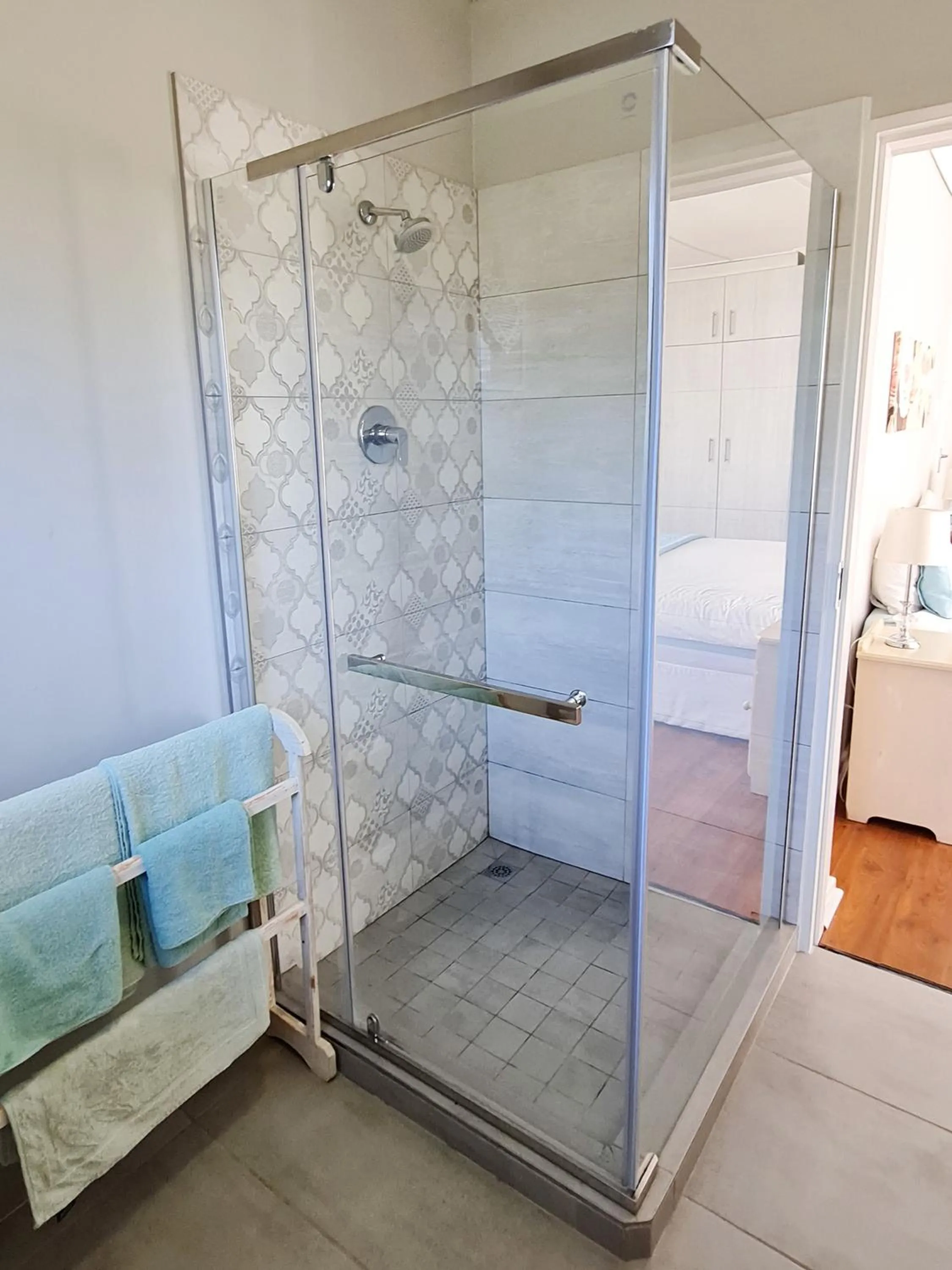Bathroom, Bed in Cherry Berry Lodge
