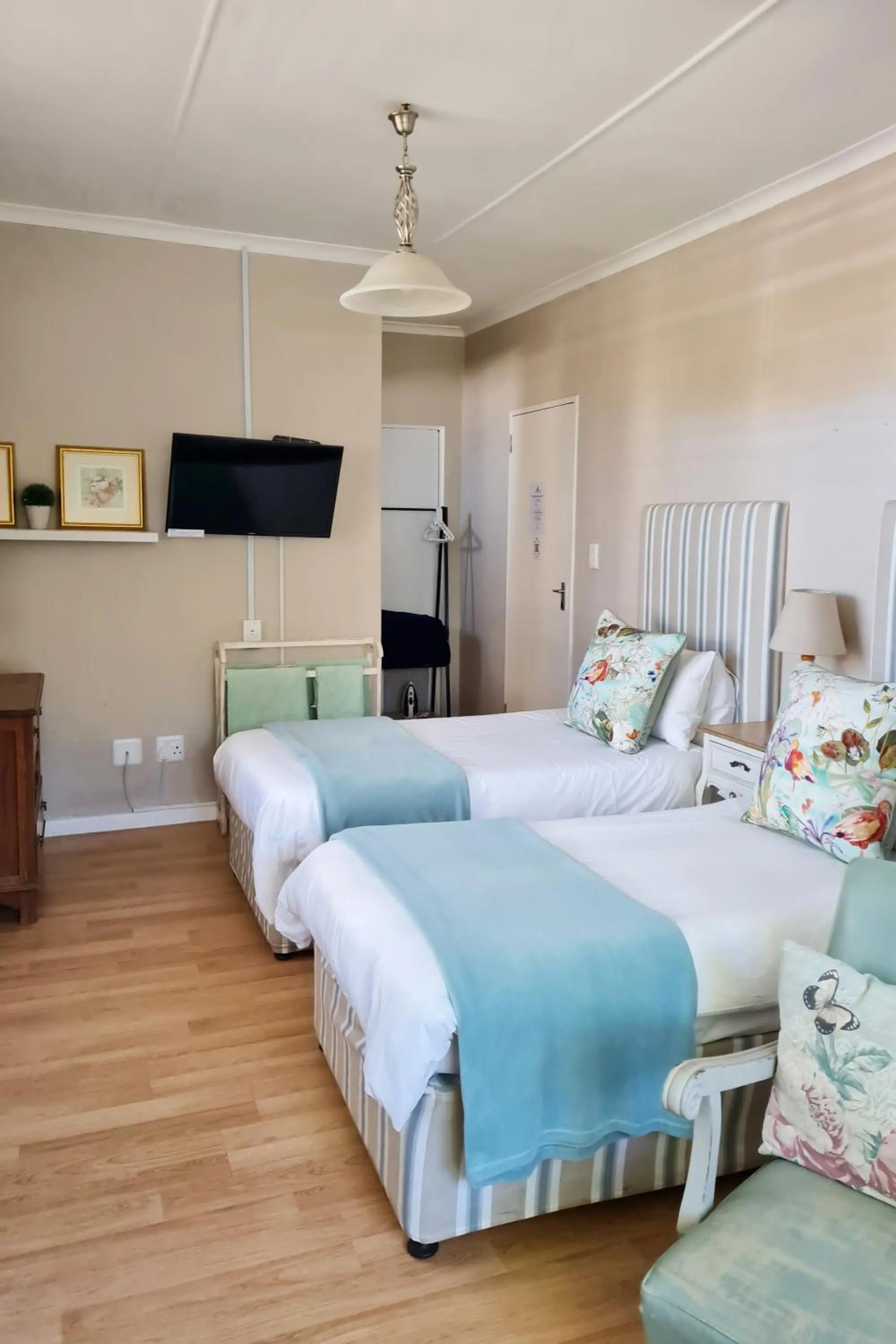 Bedroom, Bed in Cherry Berry Lodge