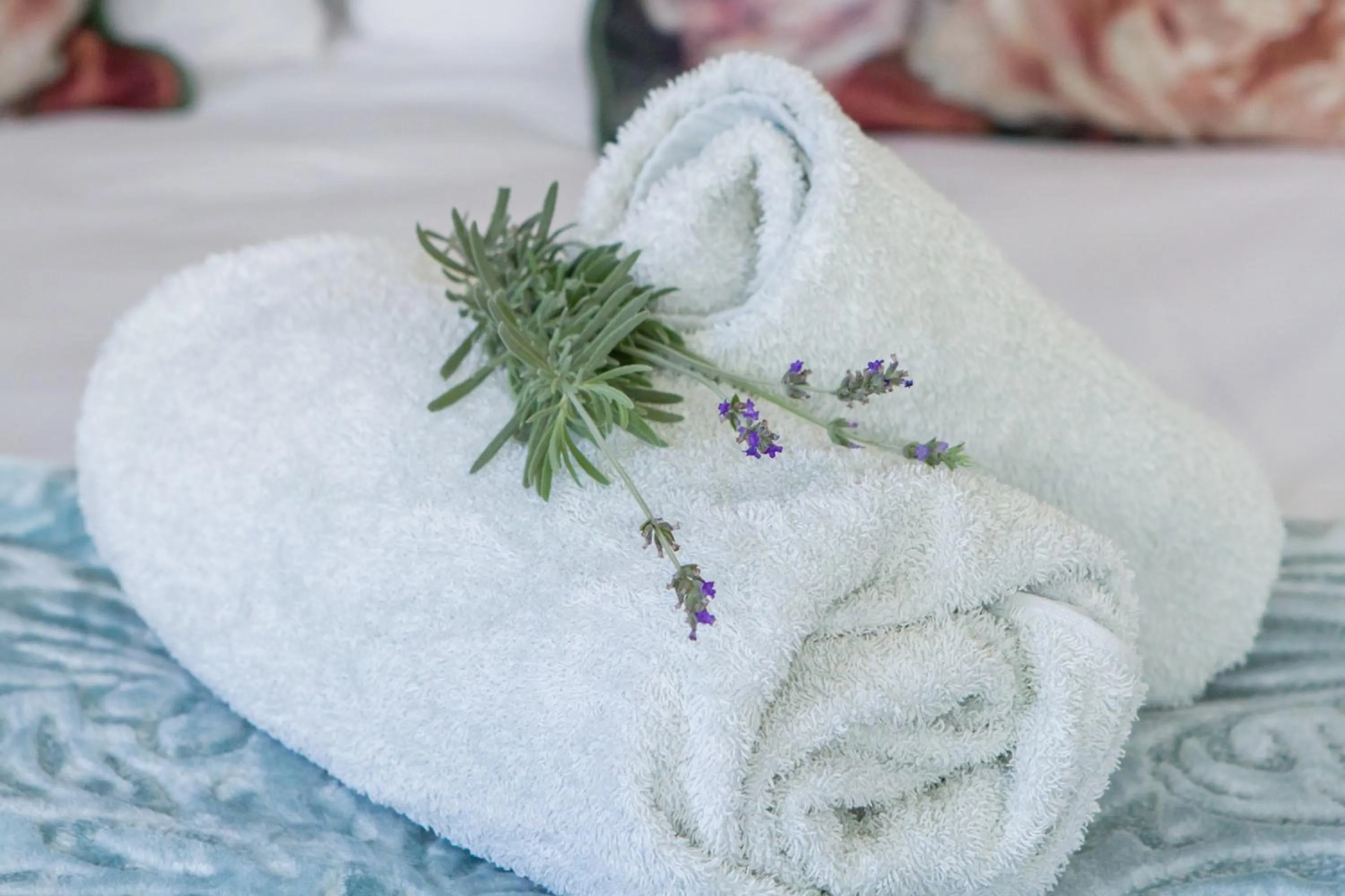 Decorative detail, Bed in Cherry Berry Lodge
