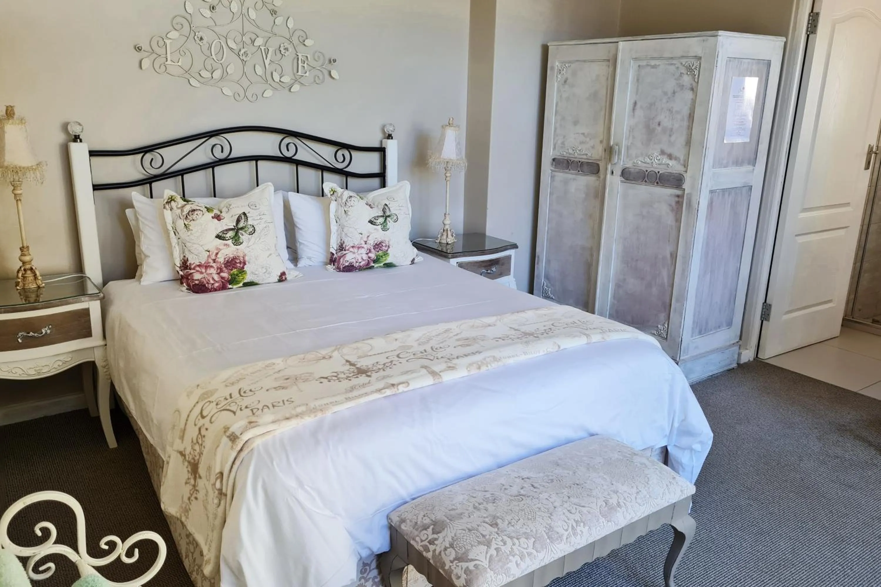 Bedroom, Bed in Cherry Berry Lodge