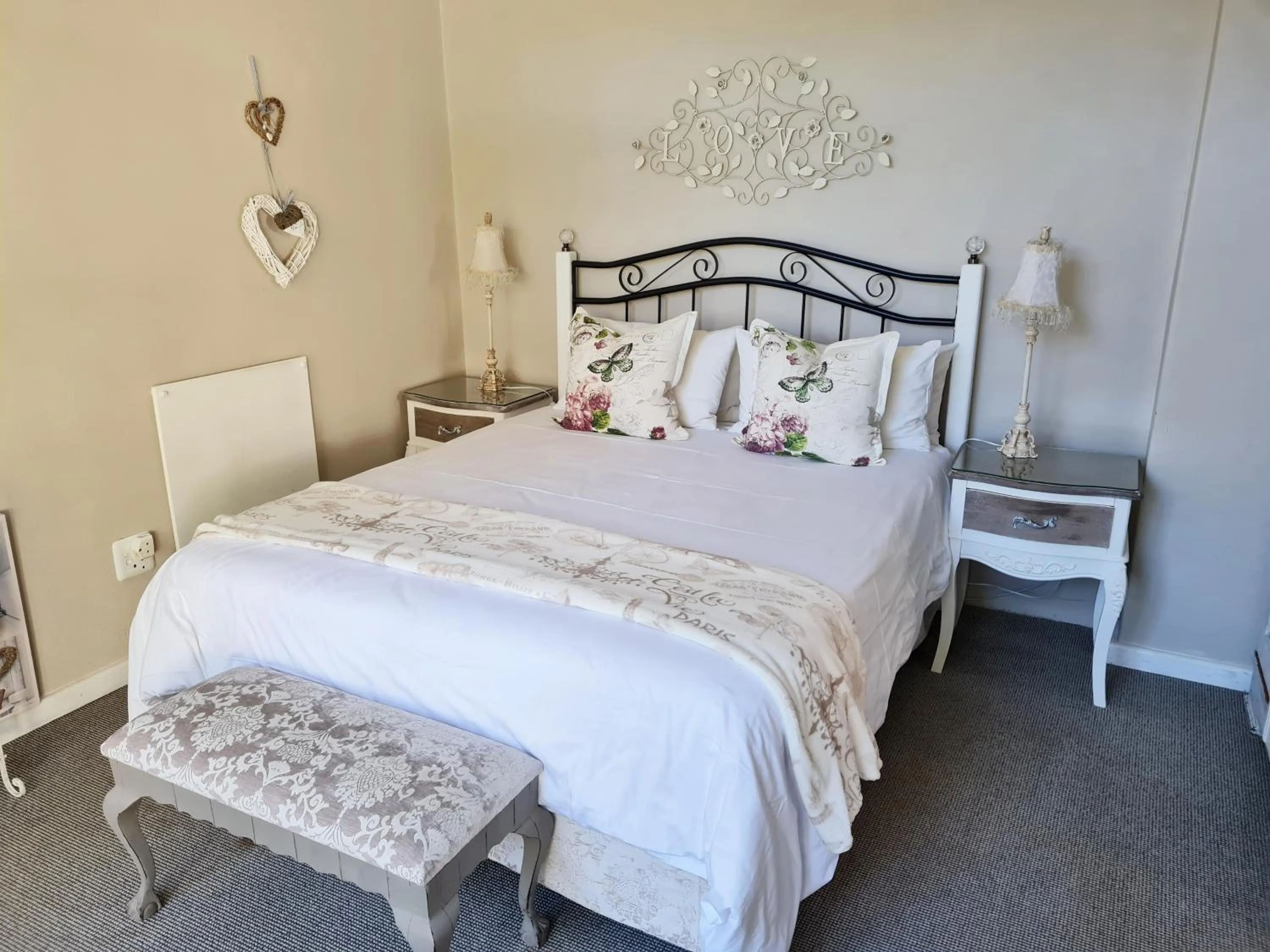 Bedroom, Bed in Cherry Berry Lodge