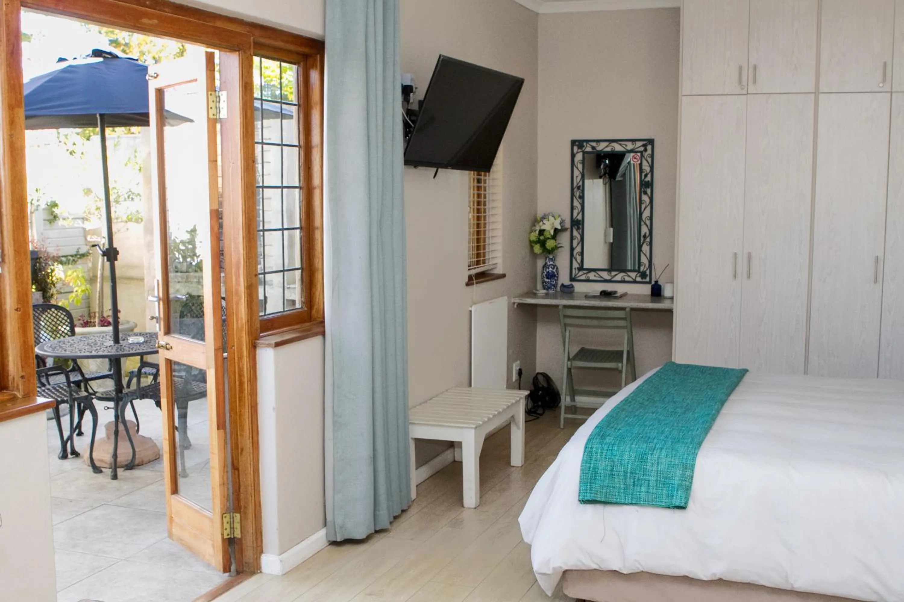 Bedroom, Bed in Cherry Berry Lodge