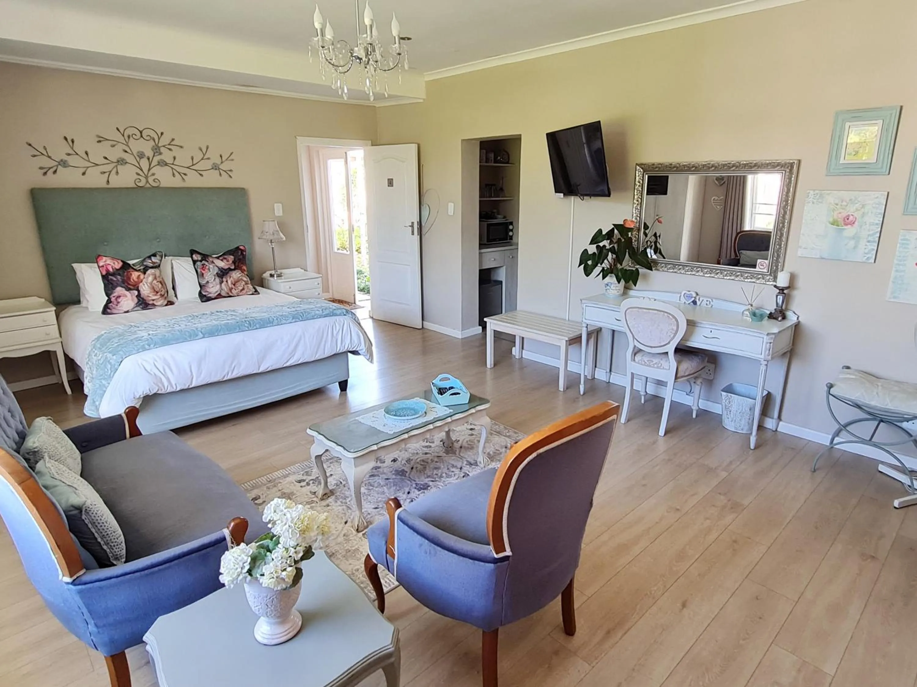 Living room, Bed in Cherry Berry Lodge