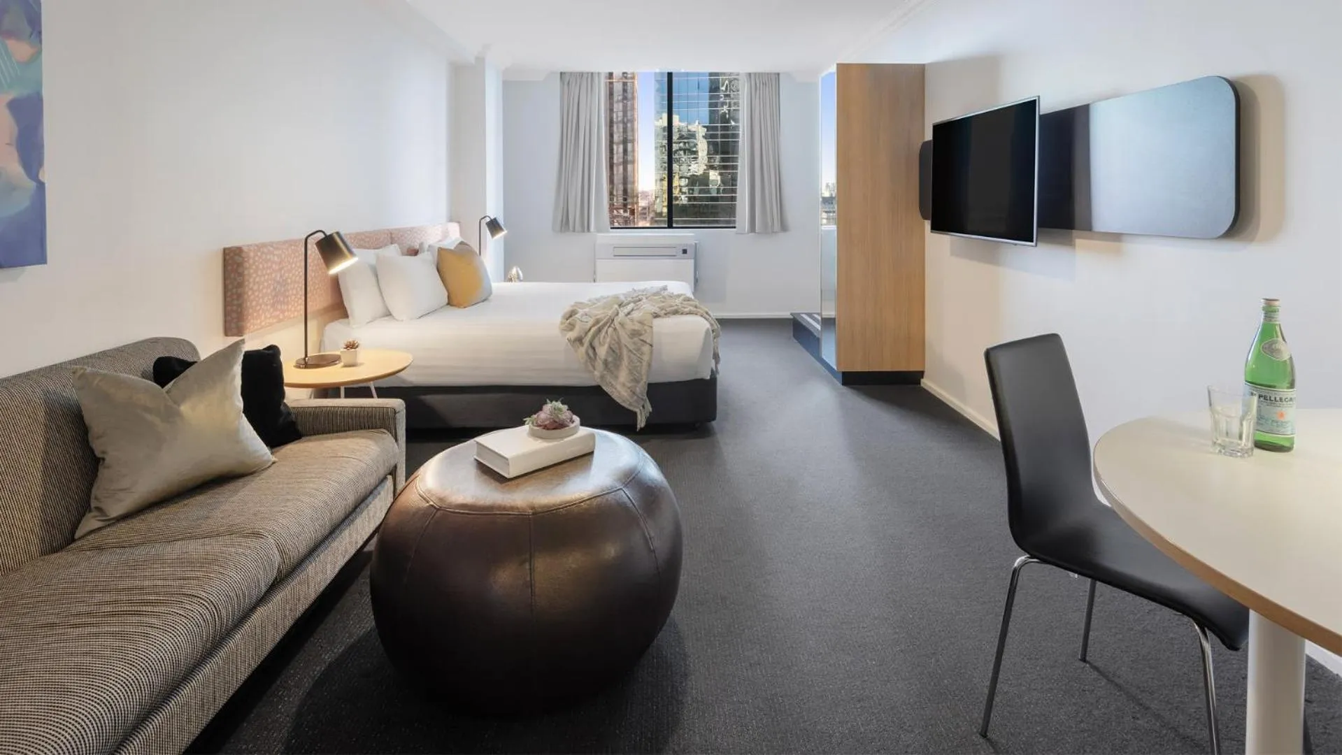 Photo of the whole room, Bed in Oaks Perth Hotel