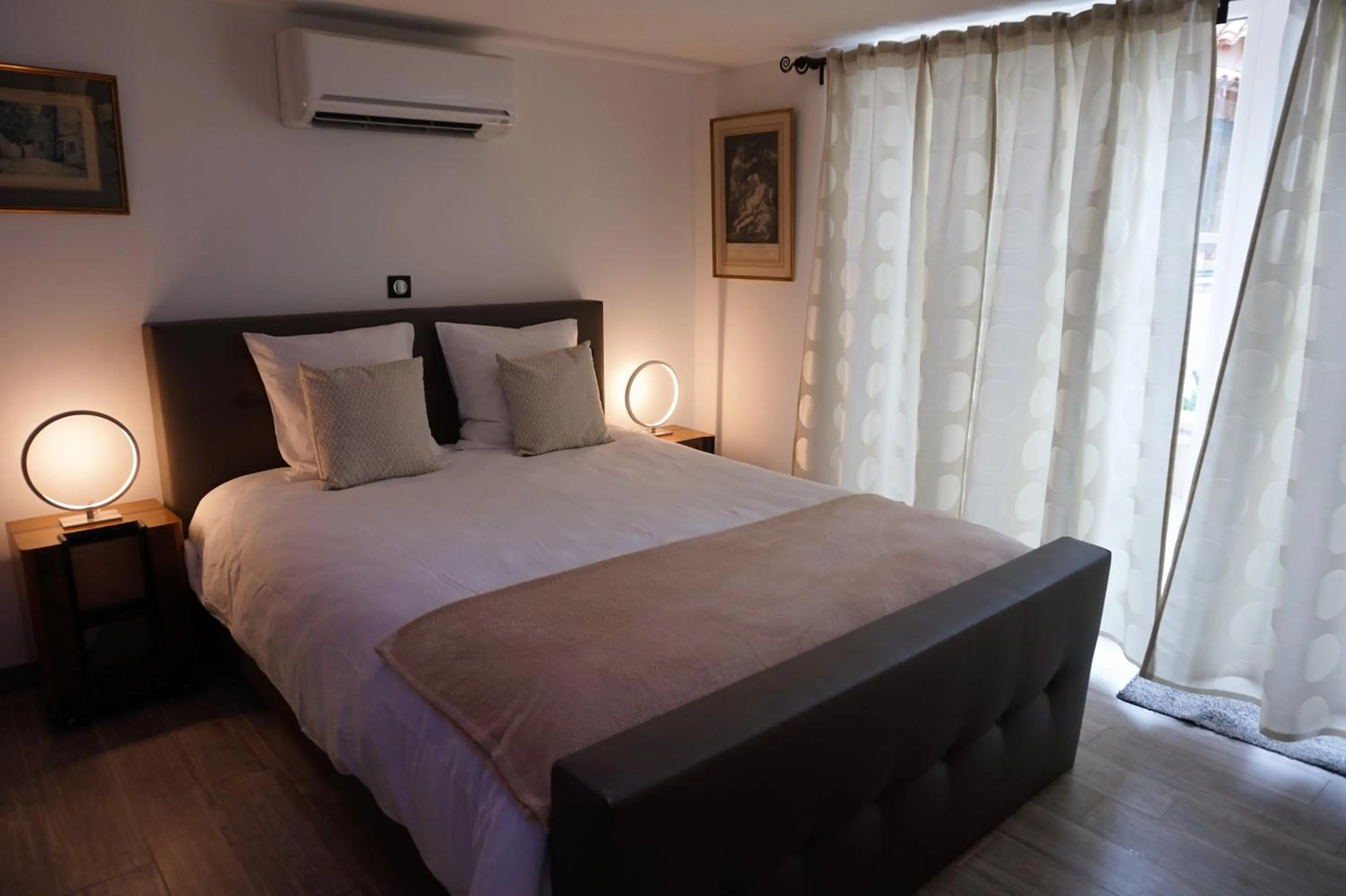 Photo of the whole room, Bed in Le Clos des Troubadours