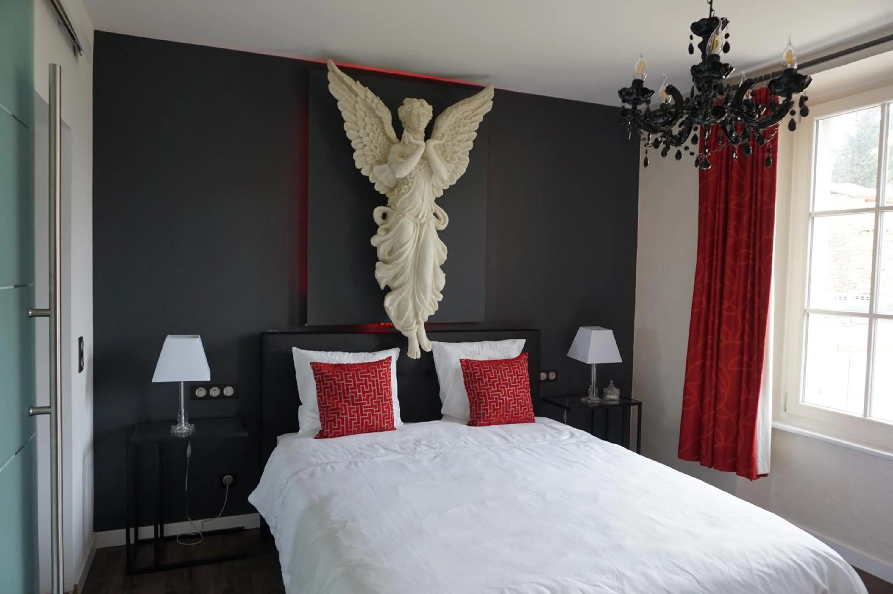 Photo of the whole room, Bed in Le Clos des Troubadours