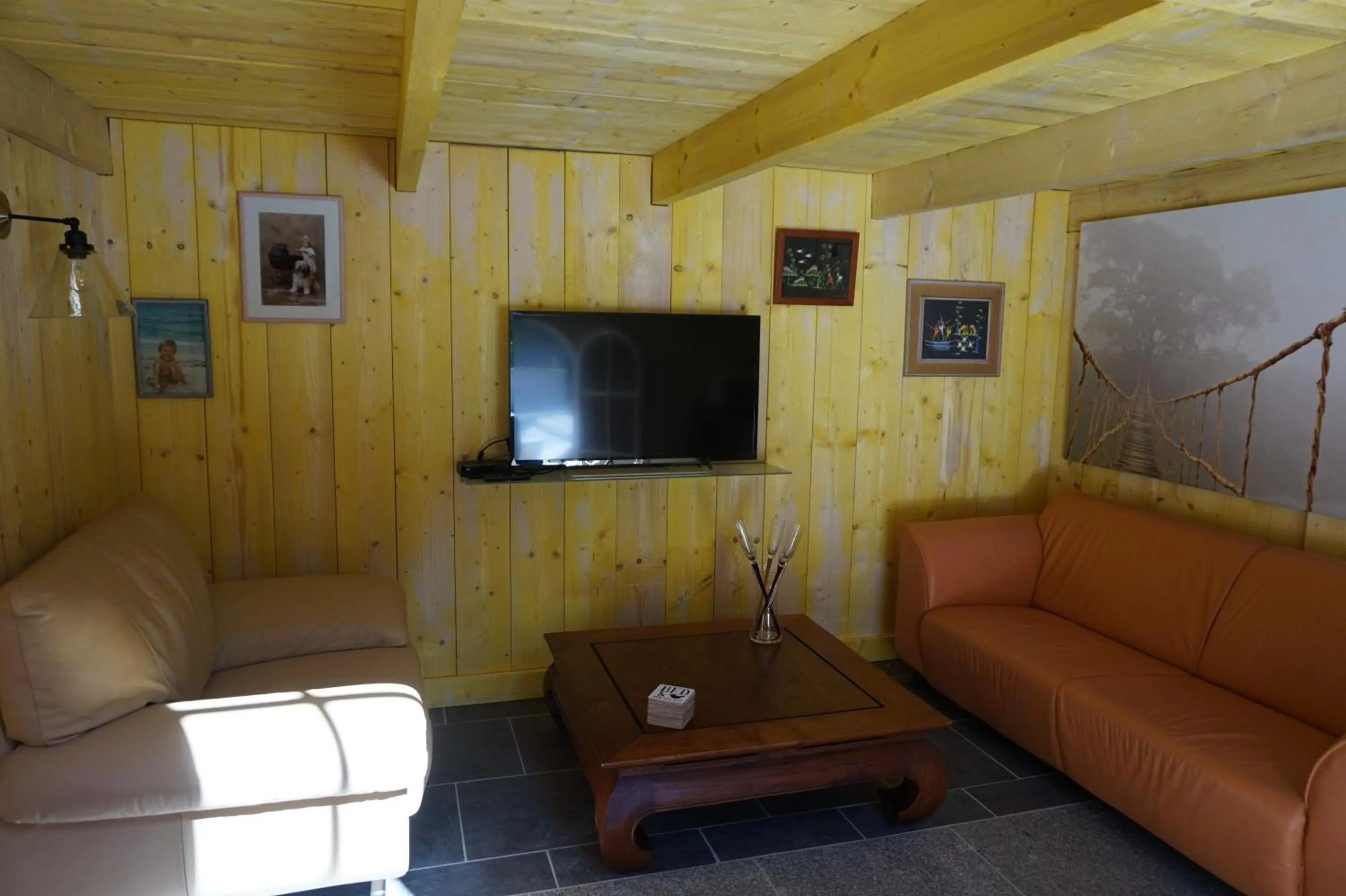Communal lounge/ TV room in Le Clos des Troubadours