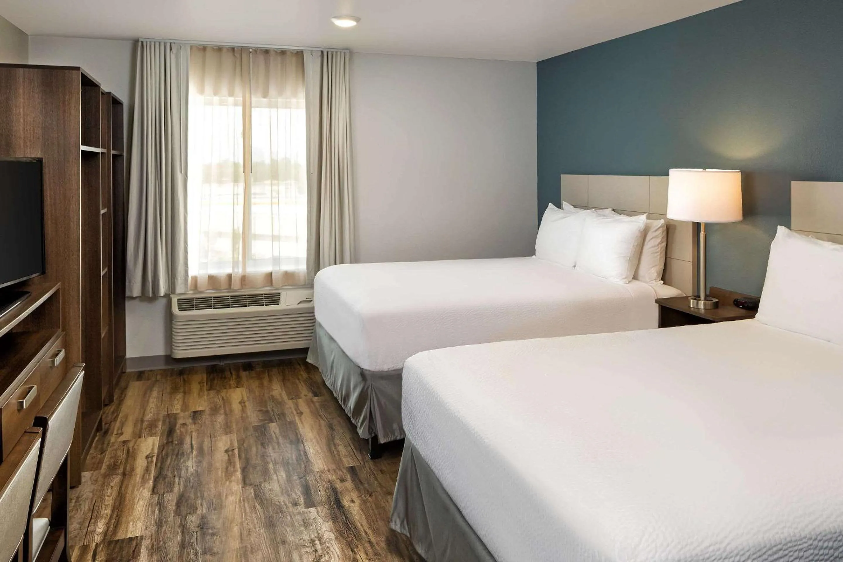Photo of the whole room, Bed in Woodspring Suites Houston IAH Airport