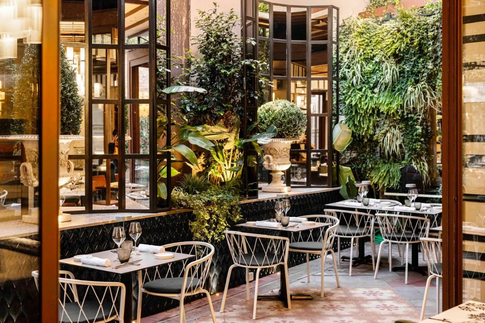 Restaurant/places to eat in Roma Luxus Hotel