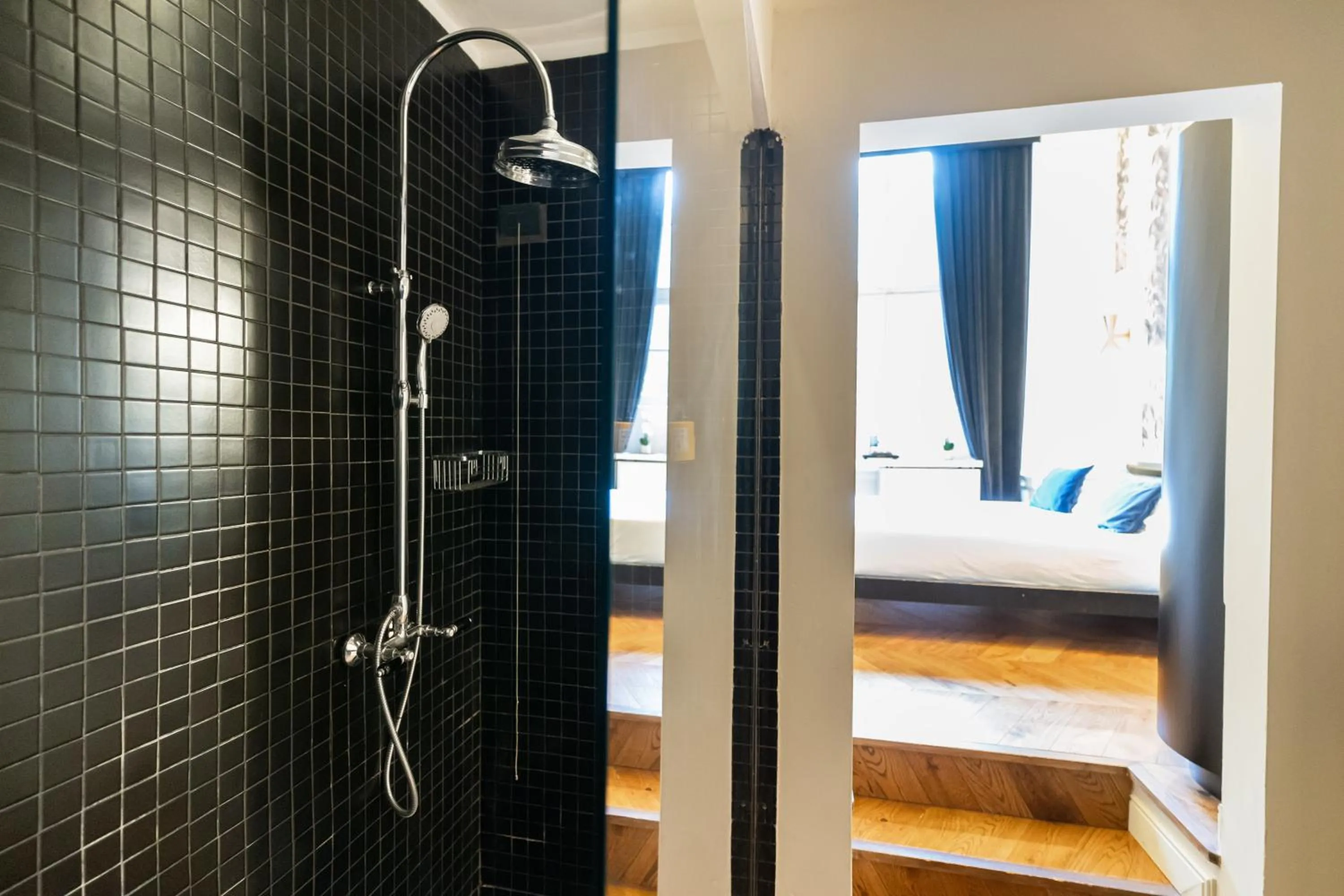 Shower, Bed in Roma Luxus Hotel