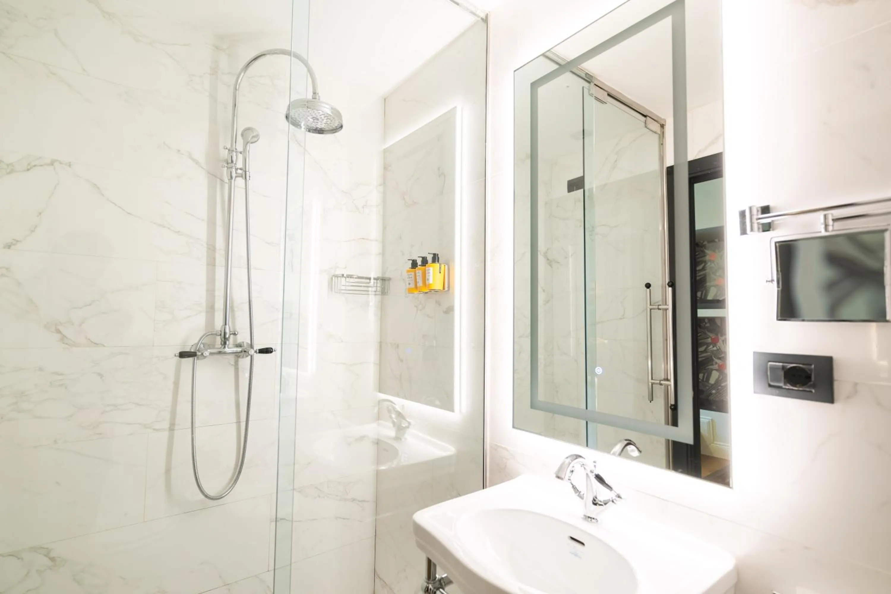 Bathroom in Roma Luxus Hotel